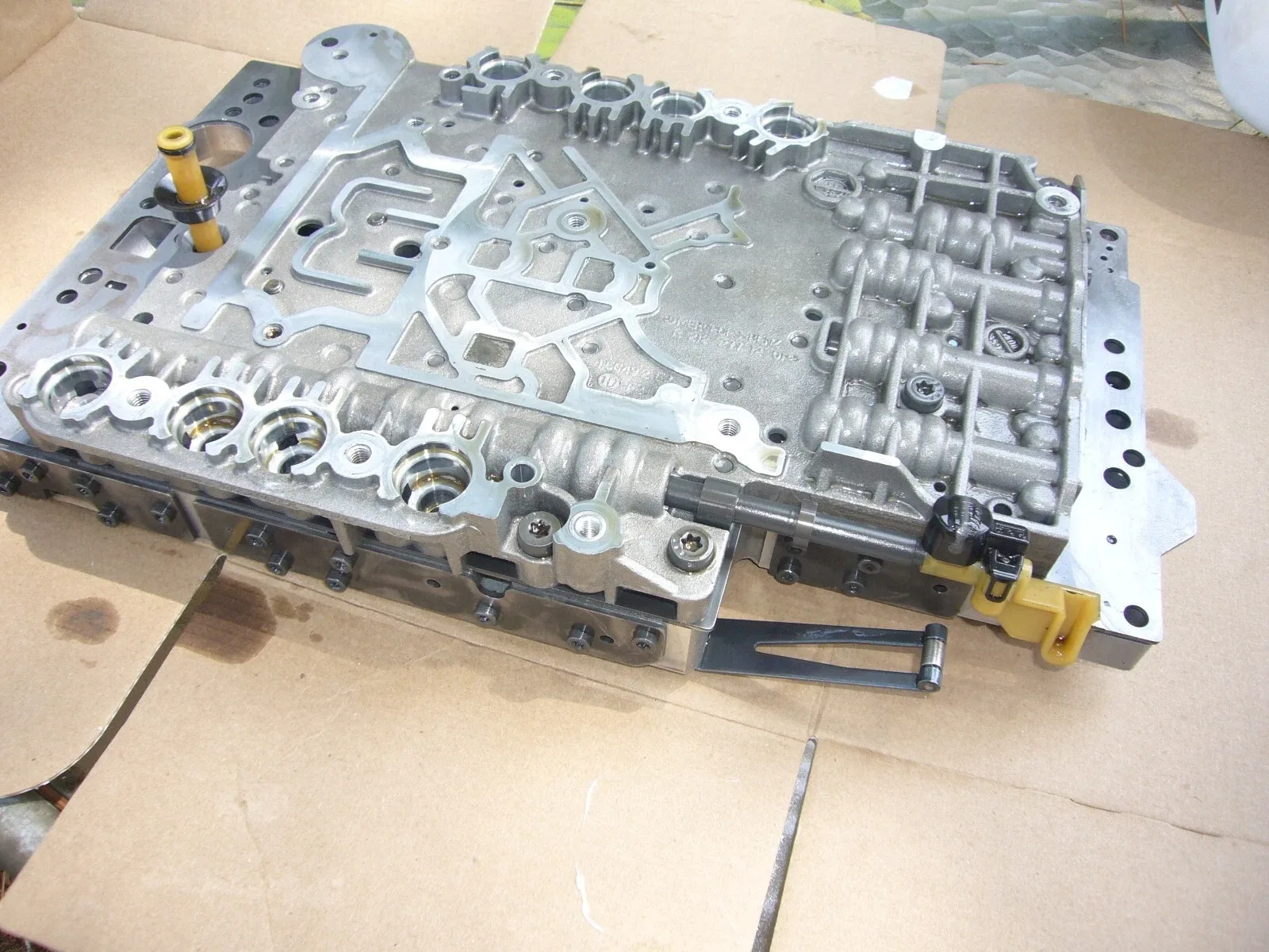 2012 Mercedes-Benz CLS550 Valve Body 2122771201 image 3