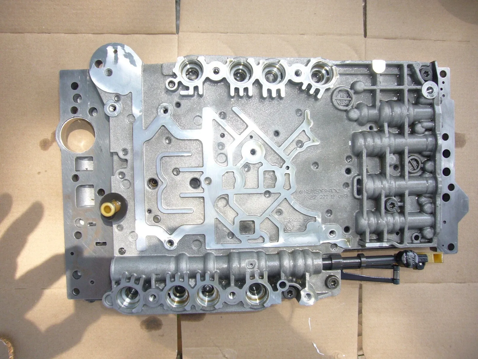2012 Mercedes-Benz CLS550 Valve Body 2122771201 image 4
