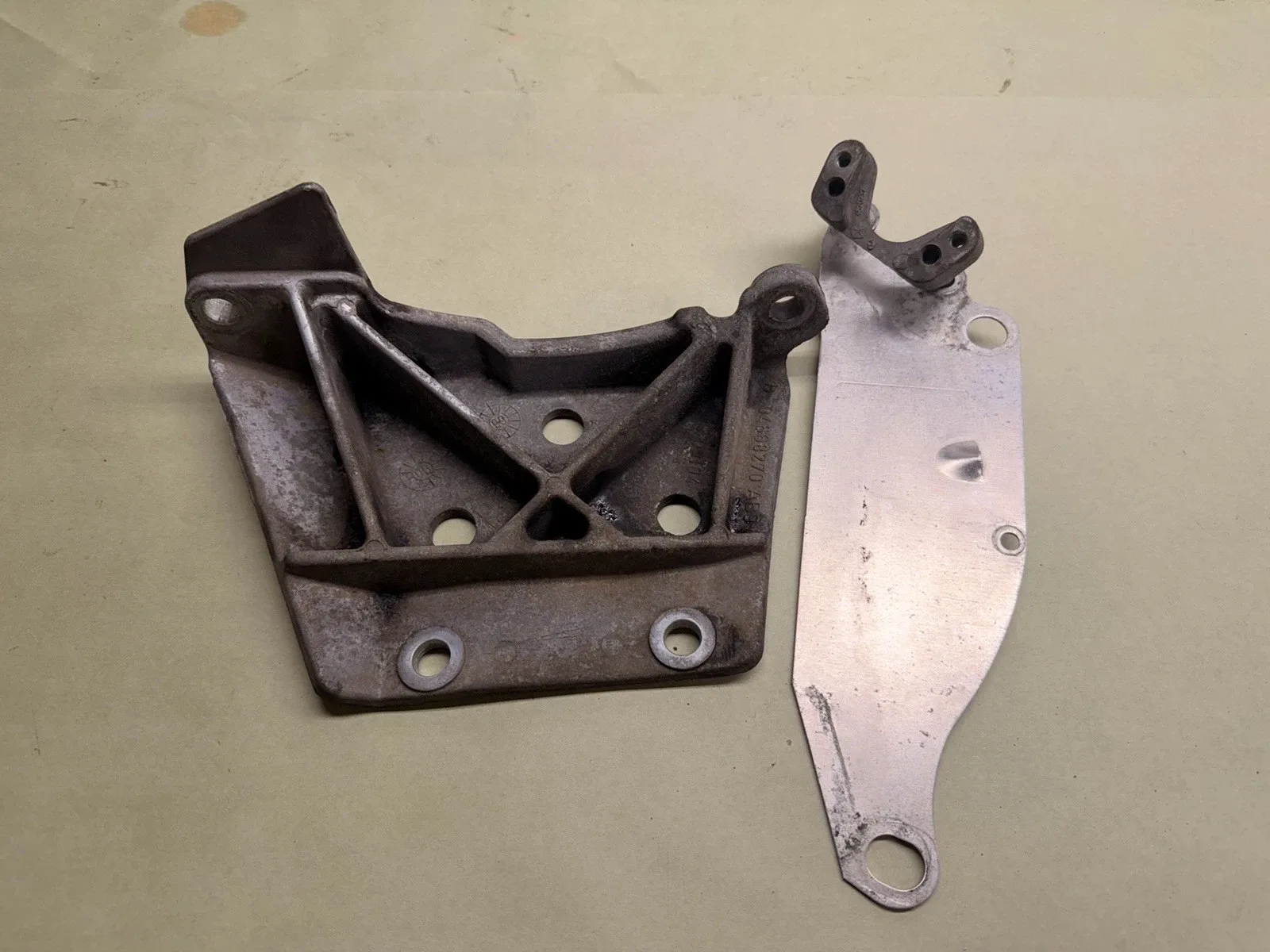 2001-2003 Dodge Neon R/T Transmission Support Bracket 04668270