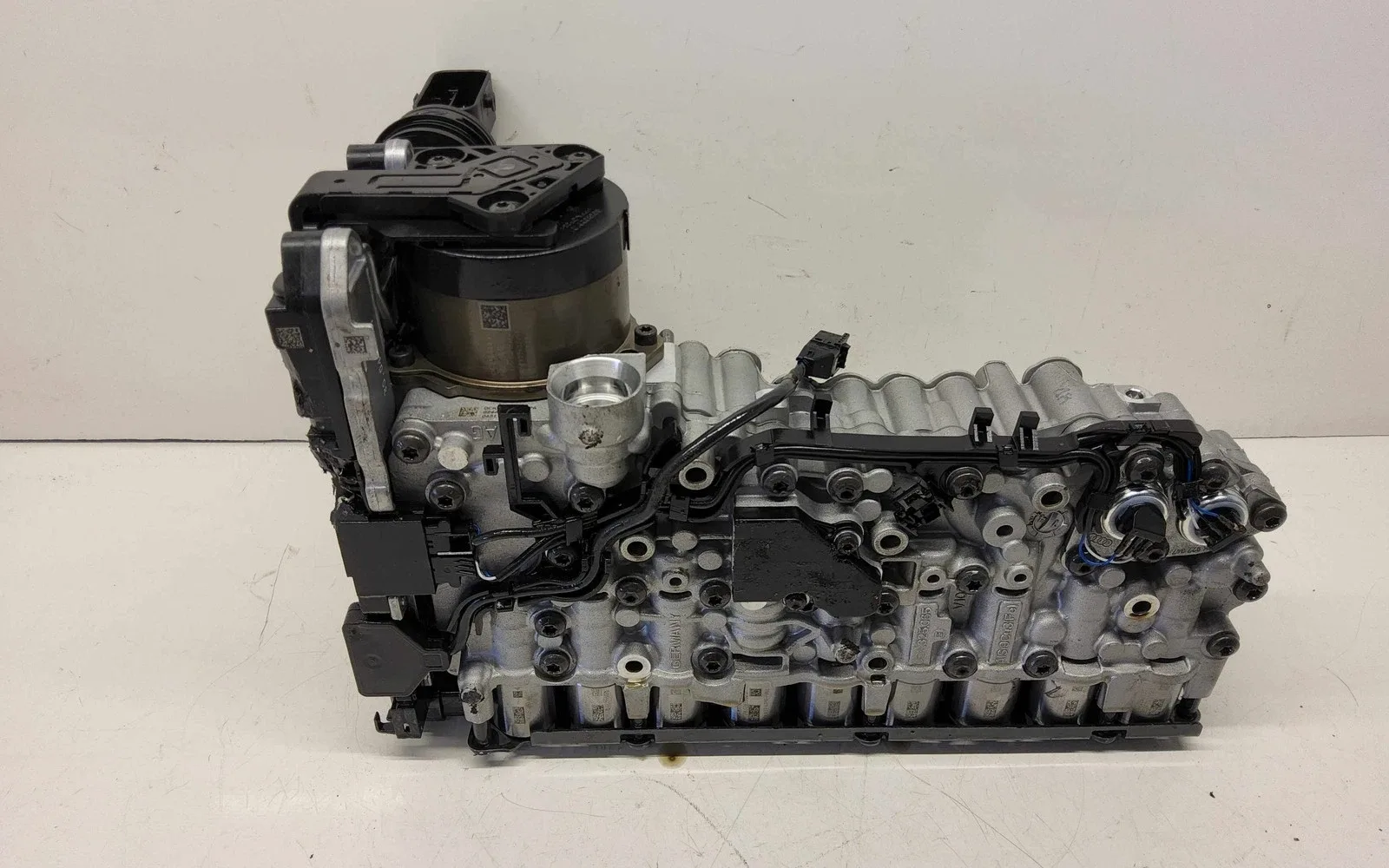24 Audi A6 Transmission Valve Body 0HK 927 156 B image 2