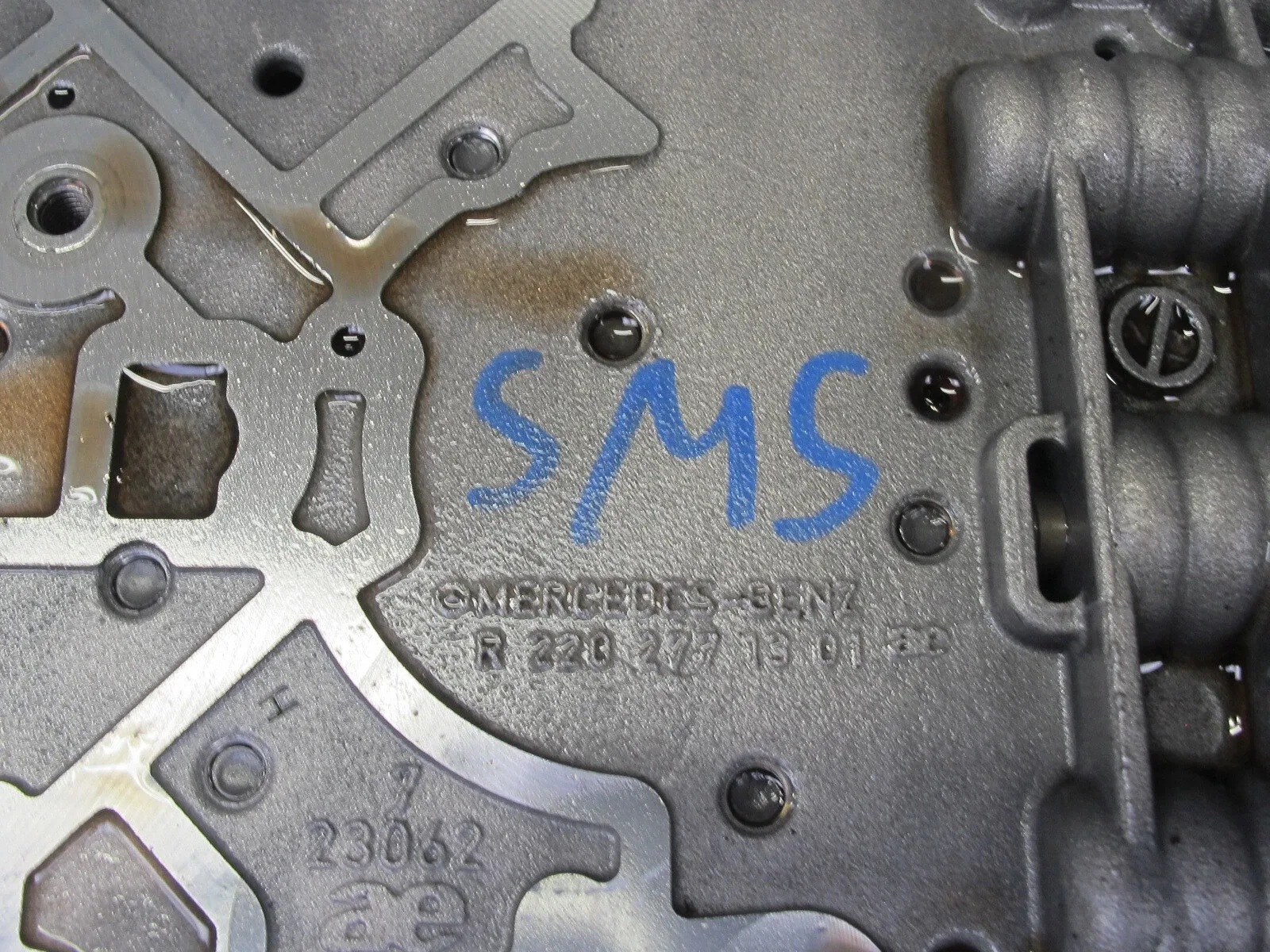 2007-2011 Mercedes S550 (W221) 722.961 Transmission Valve Body Mechatronic - 2202771301 image 2