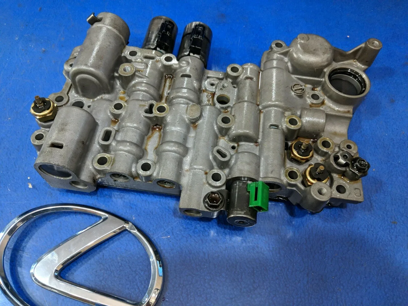 2008 Lexus LS600hL transmission valve body with solenoids 30930-50020