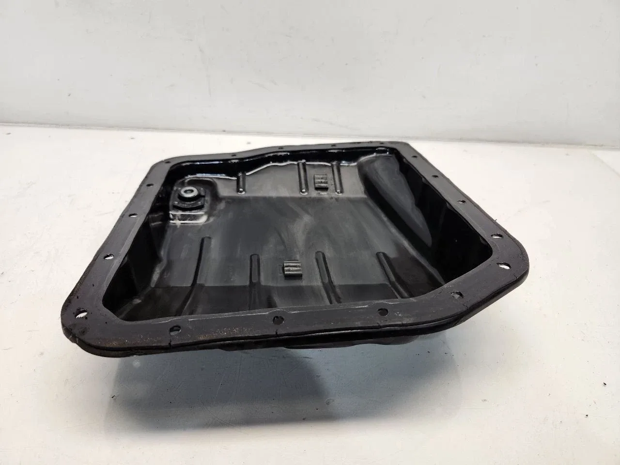 2008 Toyota Sienna (3.5L / AT / LE) Transmission Oil Pan W/ Bolts image 2