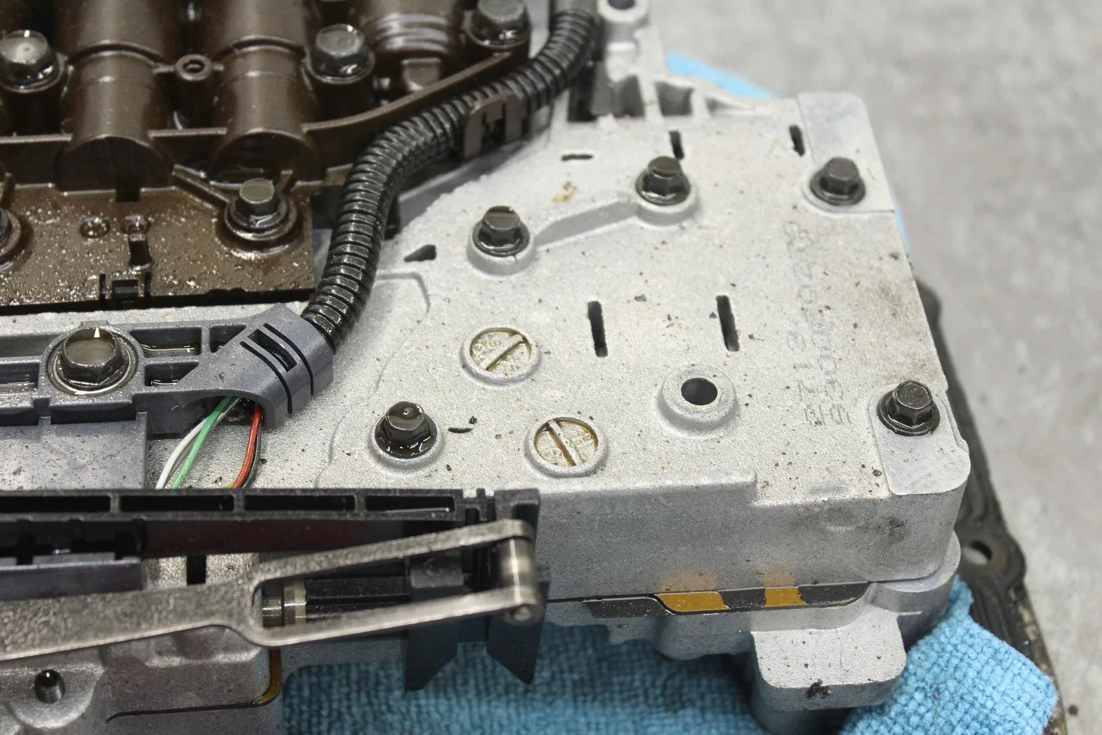 2010 BMW E90 328i RWD AUTOMATIC TRANSMISSION CONDUCTOR PLATE VALVE BODY OEM LM96 image 2