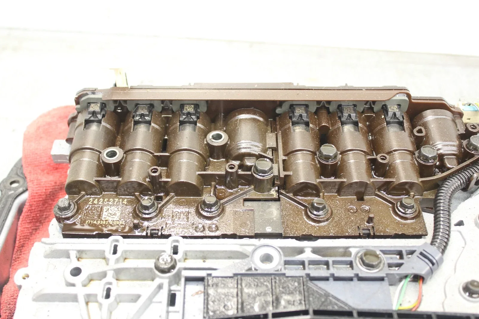 2010 BMW E90 328i RWD AUTOMATIC TRANSMISSION CONDUCTOR PLATE VALVE BODY OEM LM96 image 3