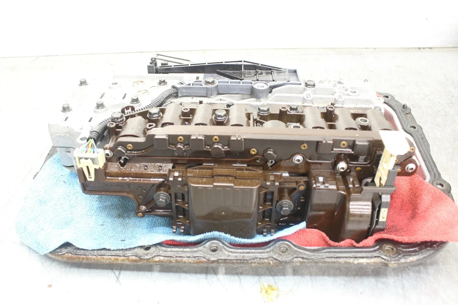 2010 BMW E90 328i RWD AUTOMATIC TRANSMISSION CONDUCTOR PLATE VALVE BODY OEM LM96 image 4