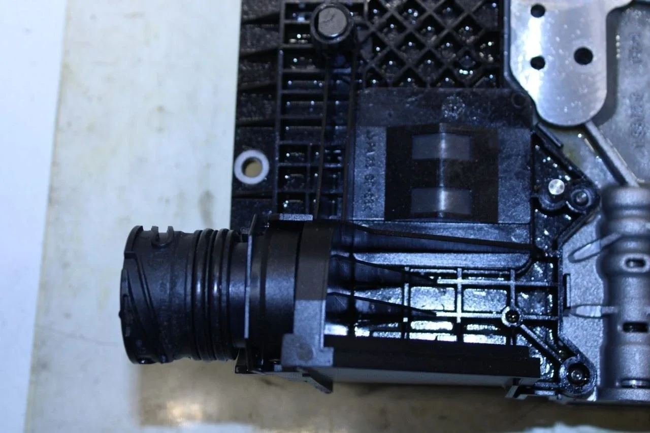 2010-2012 Jaguar XF 5.0L Automatic Transmission Valve Body C2D19587 image 4