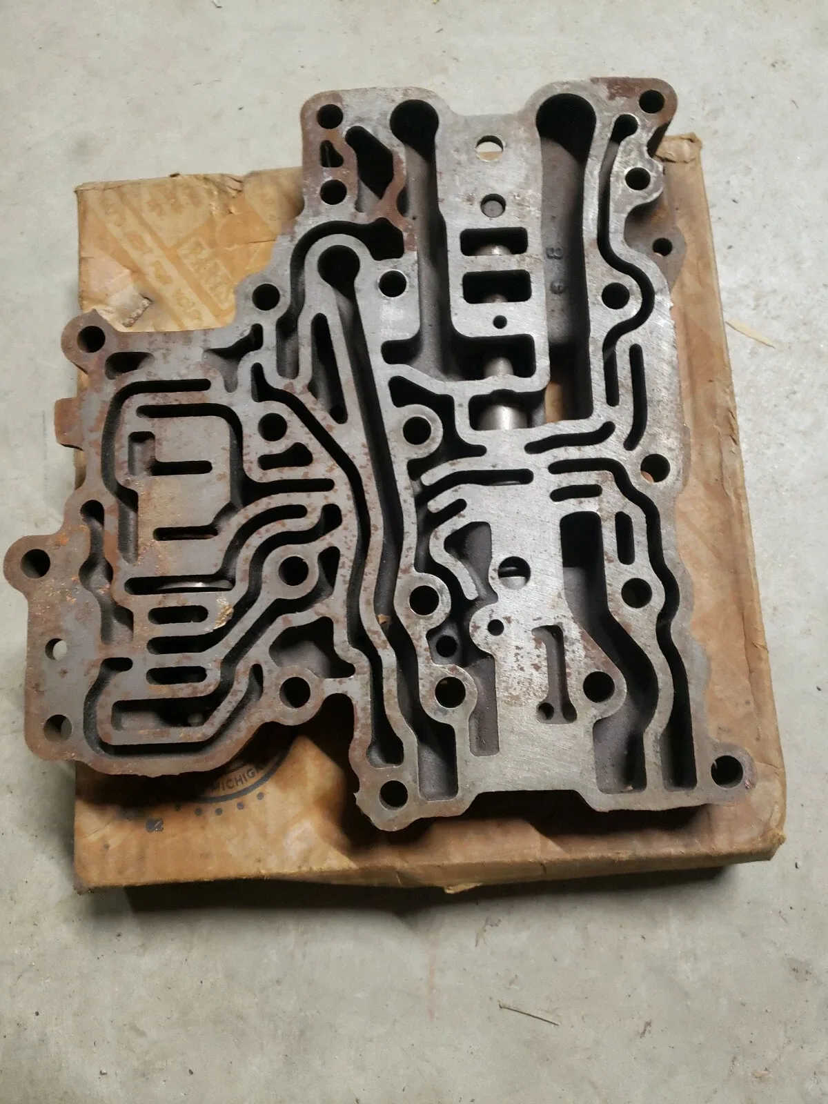 NOS GM 3819472 TRANS LOWER VALVE BODY ASSEMBLY image 4