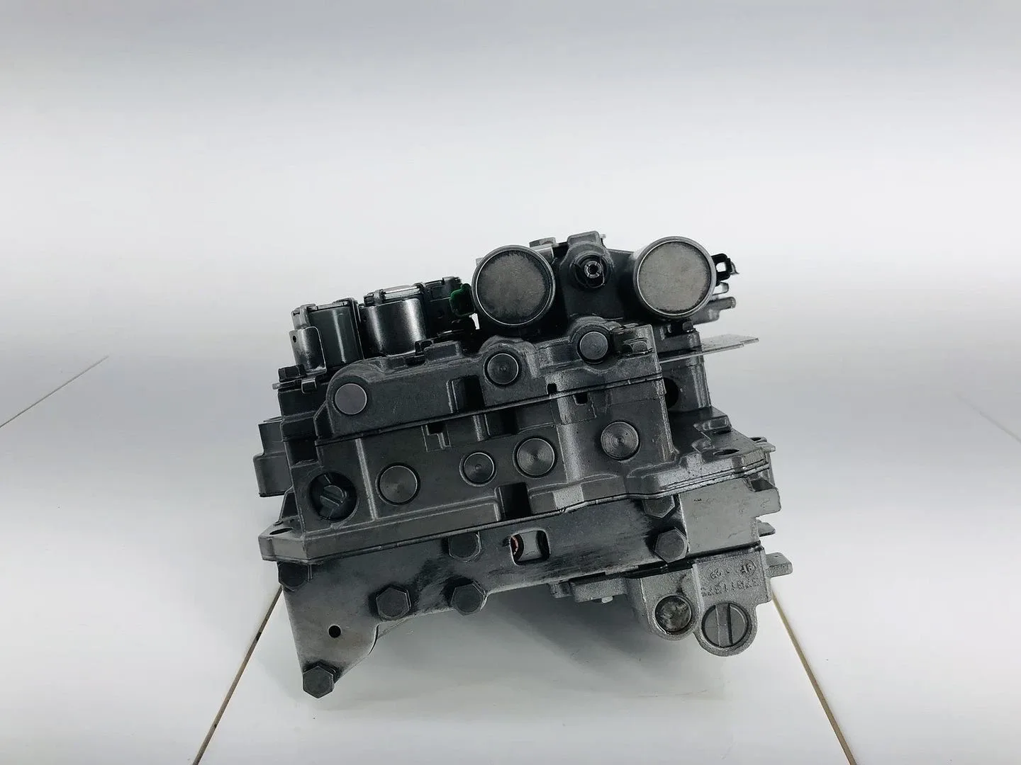 2004 VOLVO XC90 2.5L L5 GAS ENGINE AUTOMATIC TRANSMISSION VALVE BODY OEM image 4