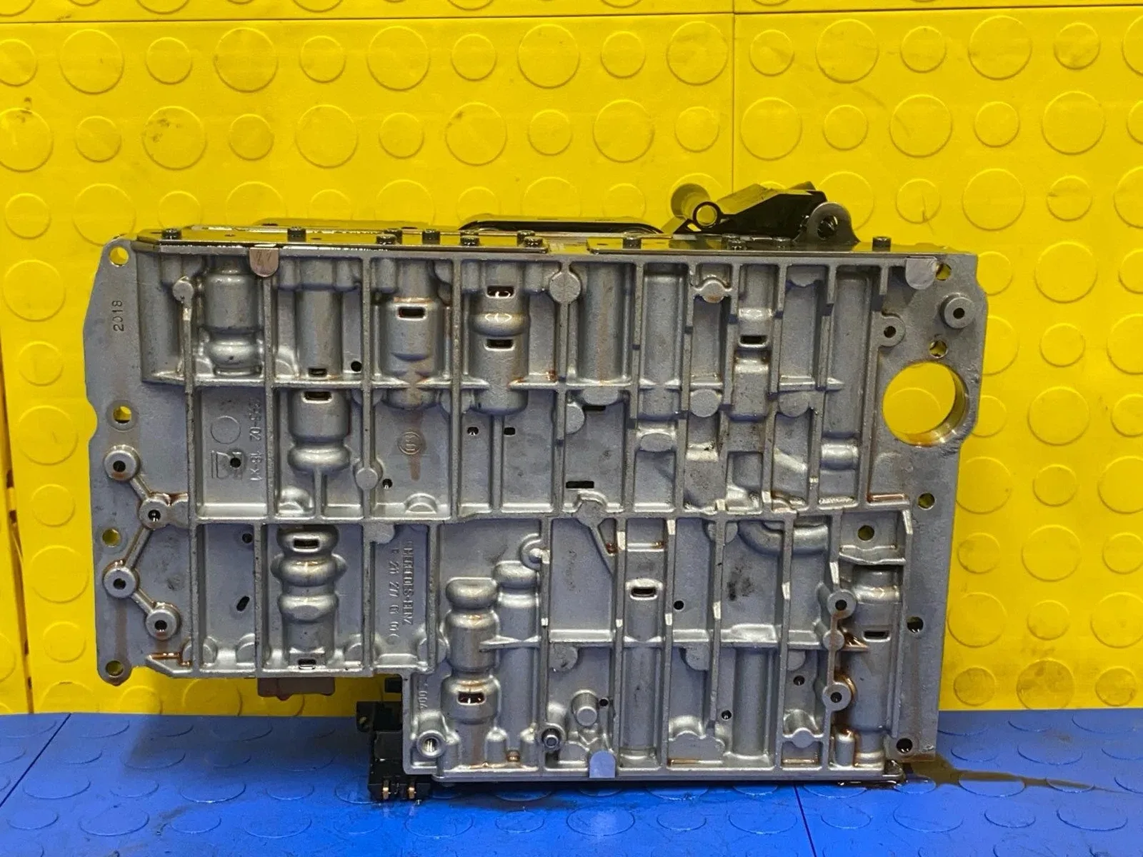 09 MERCEDES E-350 W211 Auto Trans Conductor Plate Valve Body TCU OEM A2112700006 image 3