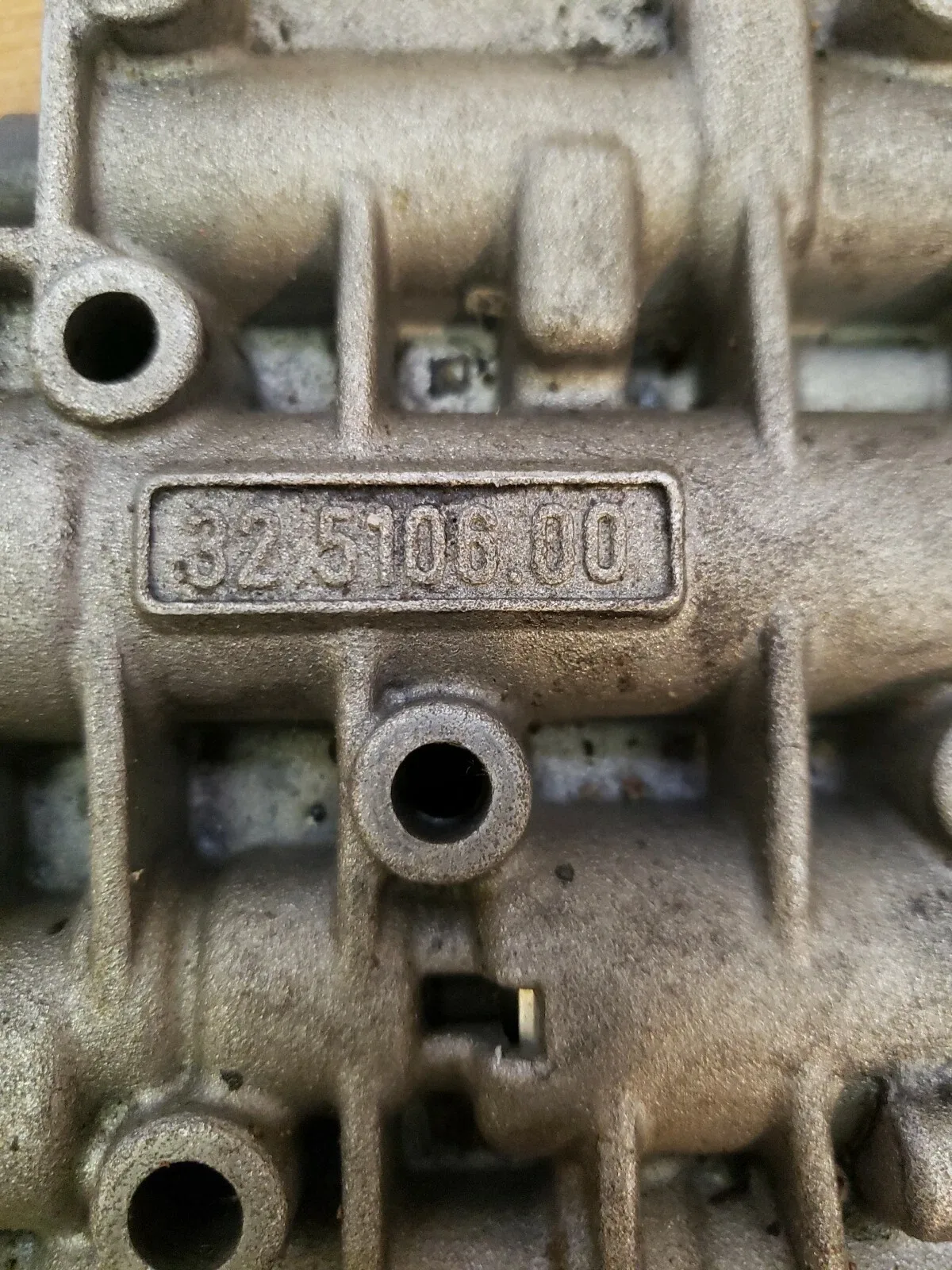 Transmission Bottom front valve body  1043-426-221 image 3