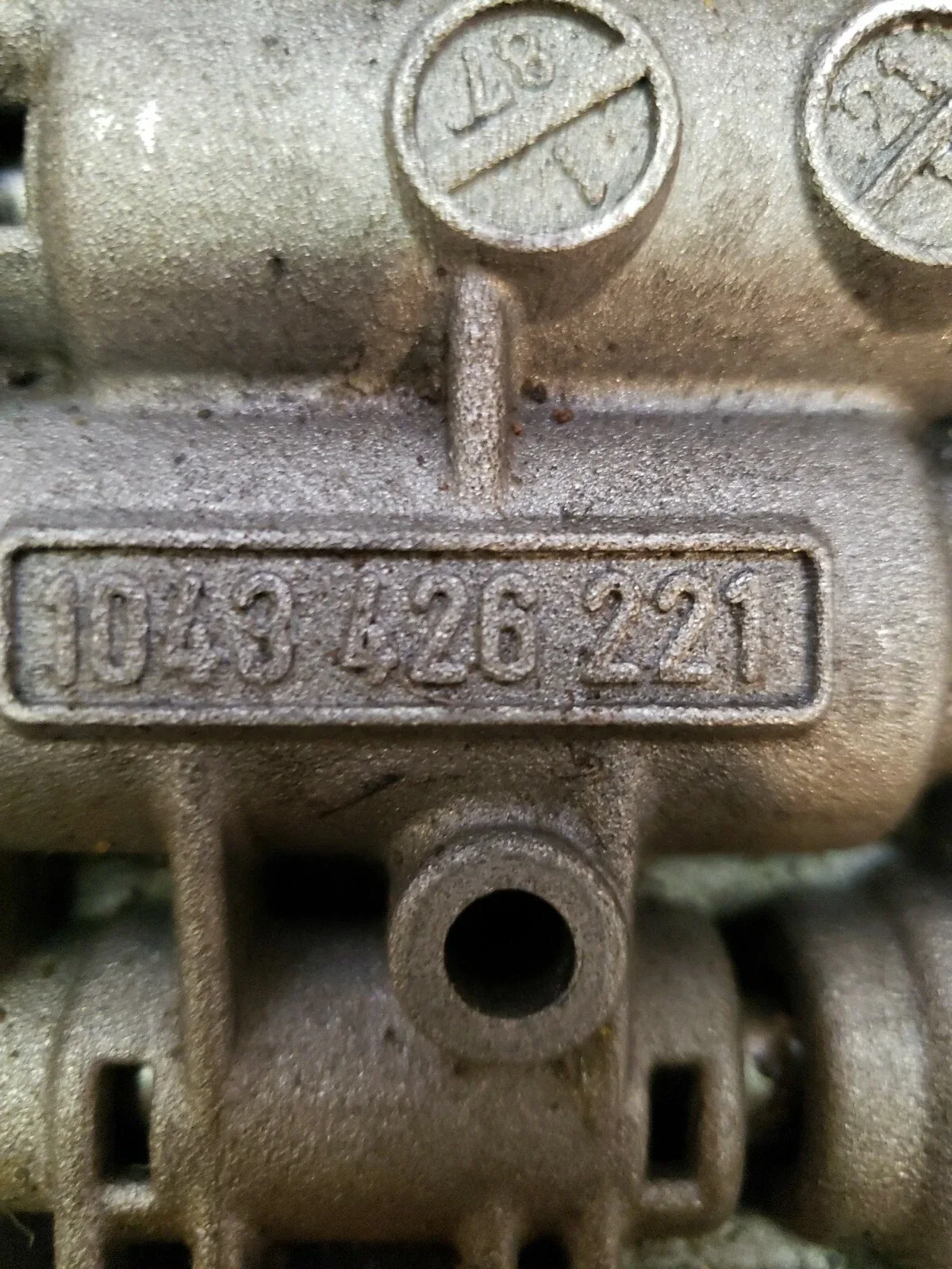 Transmission Bottom front valve body  1043-426-221 image 4