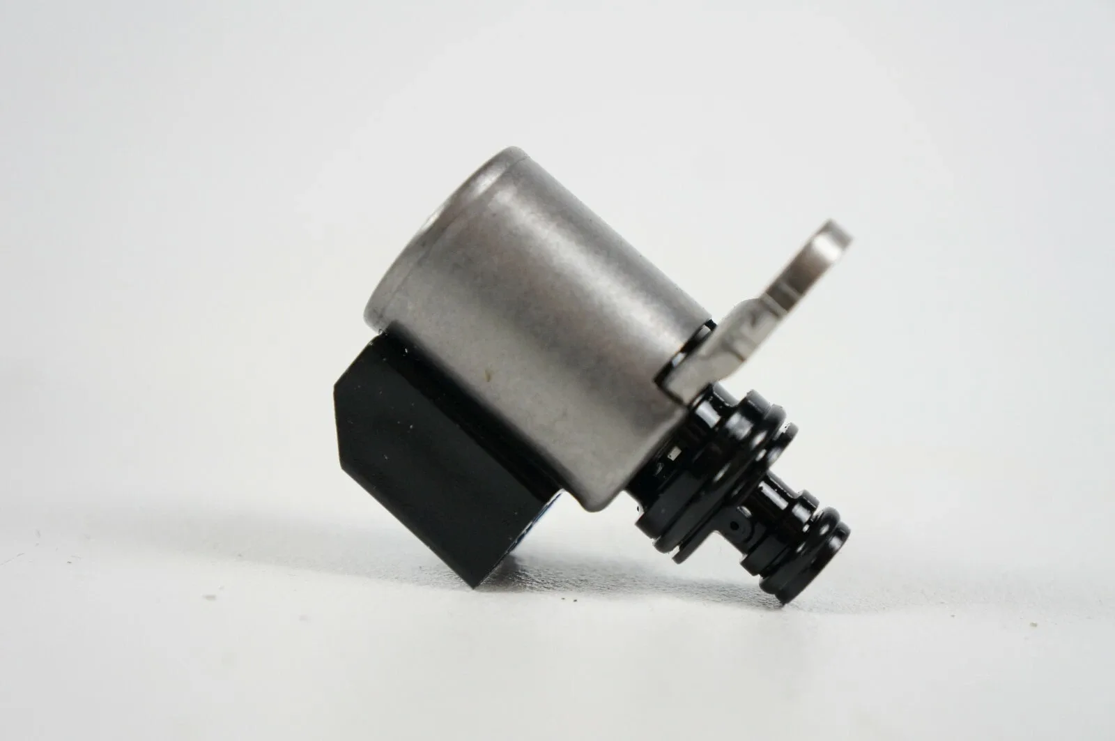 Infiniti/Nissan Transmission Solenoid Valve Body MPN 09404-2-M image 3