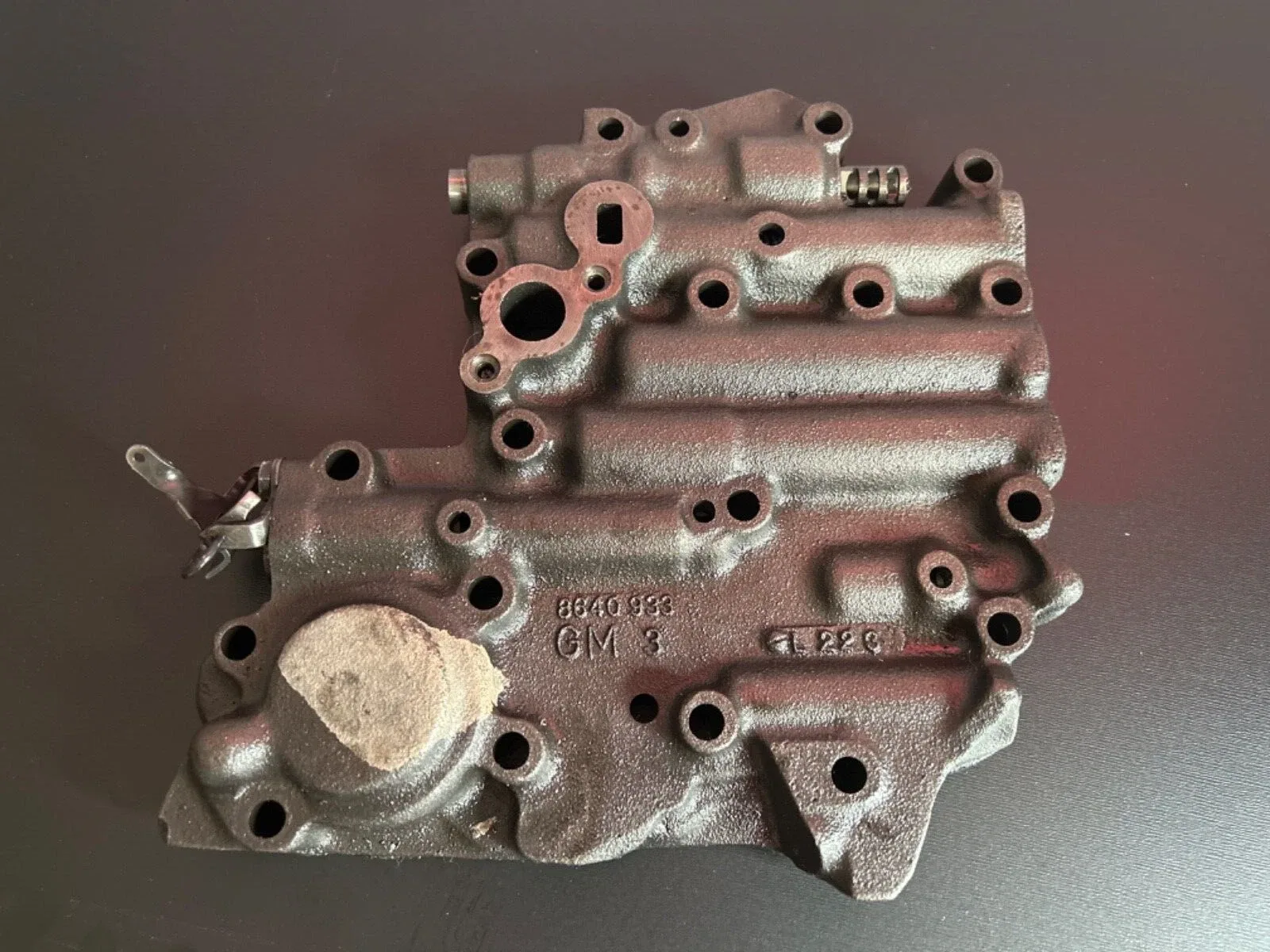 GM TH250 AUTOMATIC TRANSMISSION VALVE BODY ASSEMBLY 8640933 GM3 OEM CHEVROLET image 2