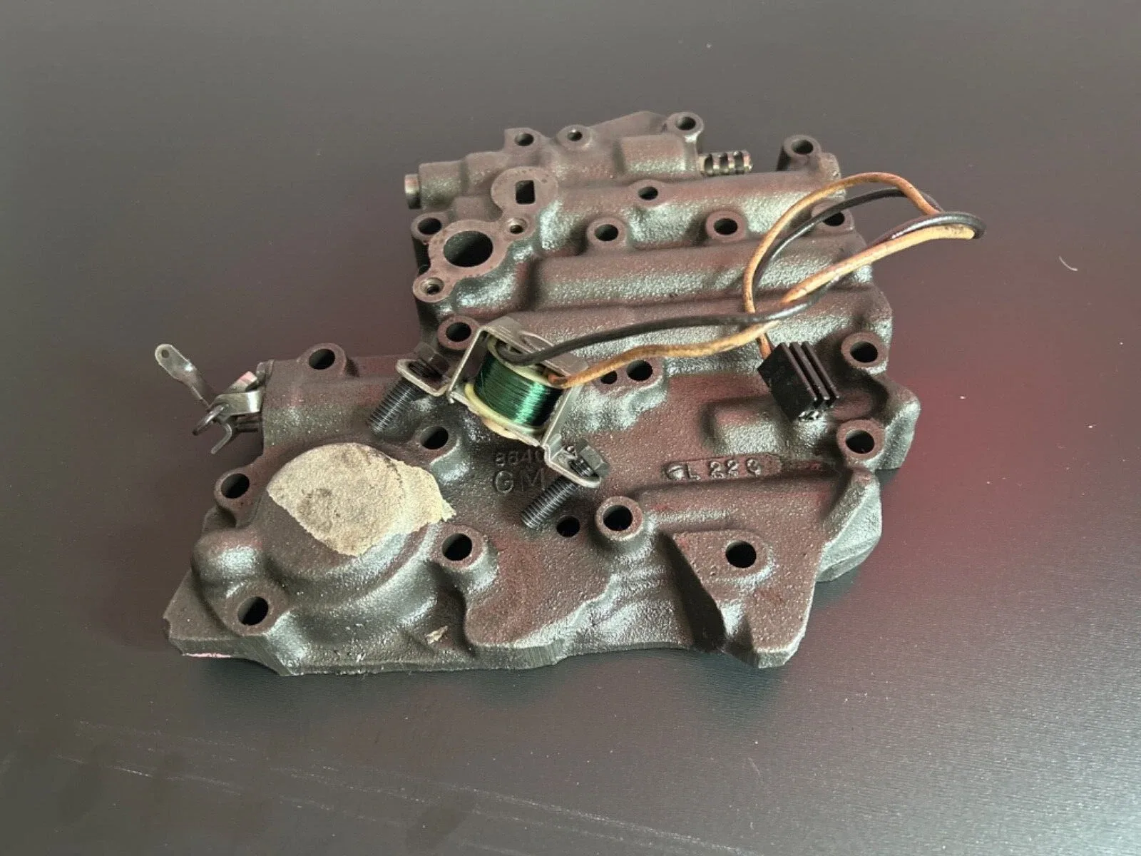 GM TH250 AUTOMATIC TRANSMISSION VALVE BODY ASSEMBLY 8640933 GM3 OEM CHEVROLET image 3