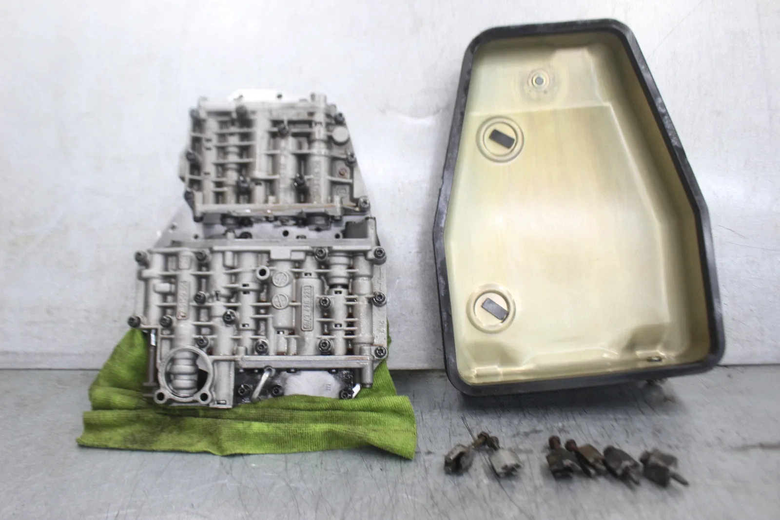 Automatic Transmission Valve Body 1043426221 1043426110 BMW 528e OEM PAN LM89
