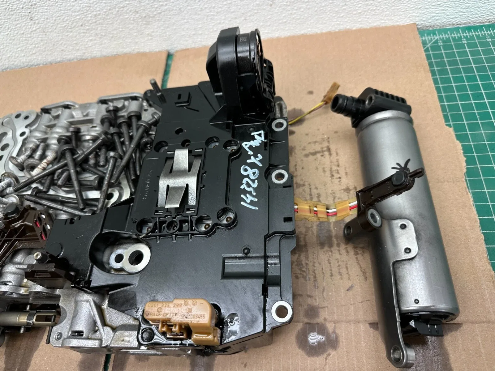 2014 BMW 328i xDrive 8HP-45x AUTOMATIC TRANSMISSION CONDUCTOR PLATE VALVE BODY image 3