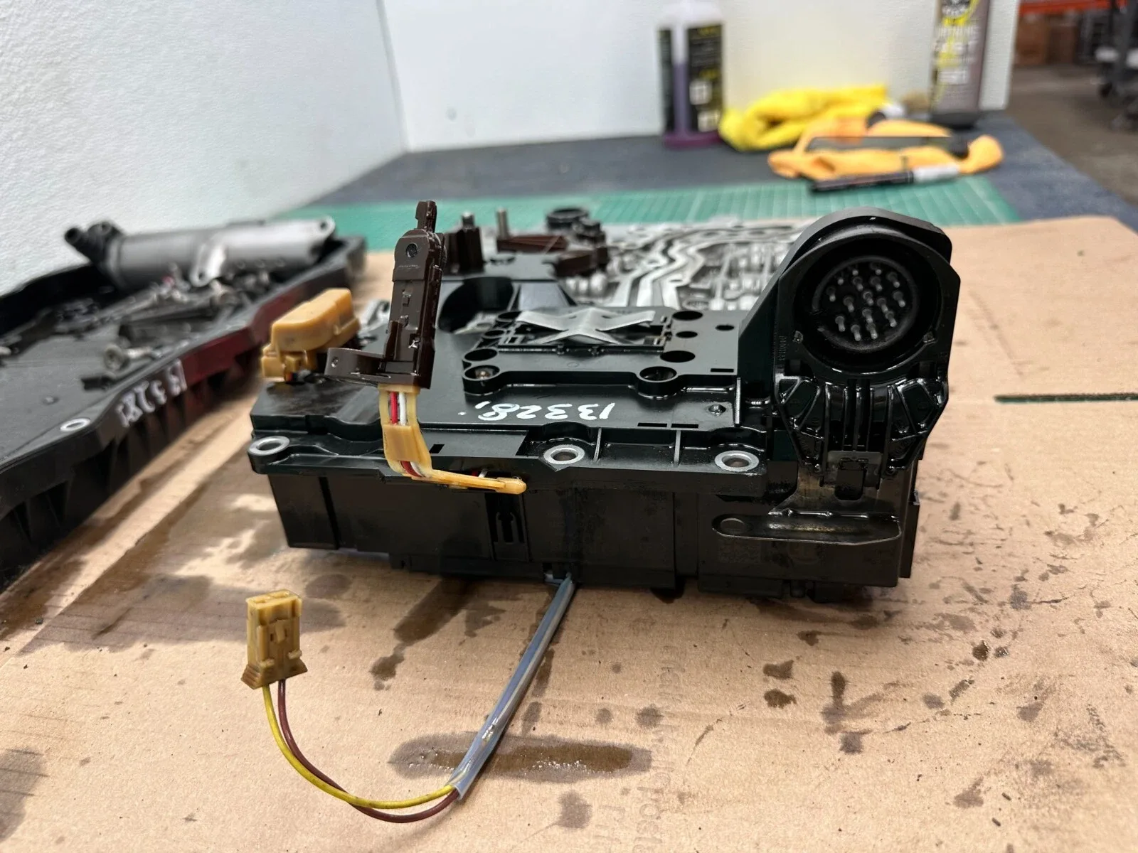 2013 BMW 328i 8HP-45 AUTOMATIC TRANSMISSION CONDUCTOR PLATE VALVE BODY OEM image 3