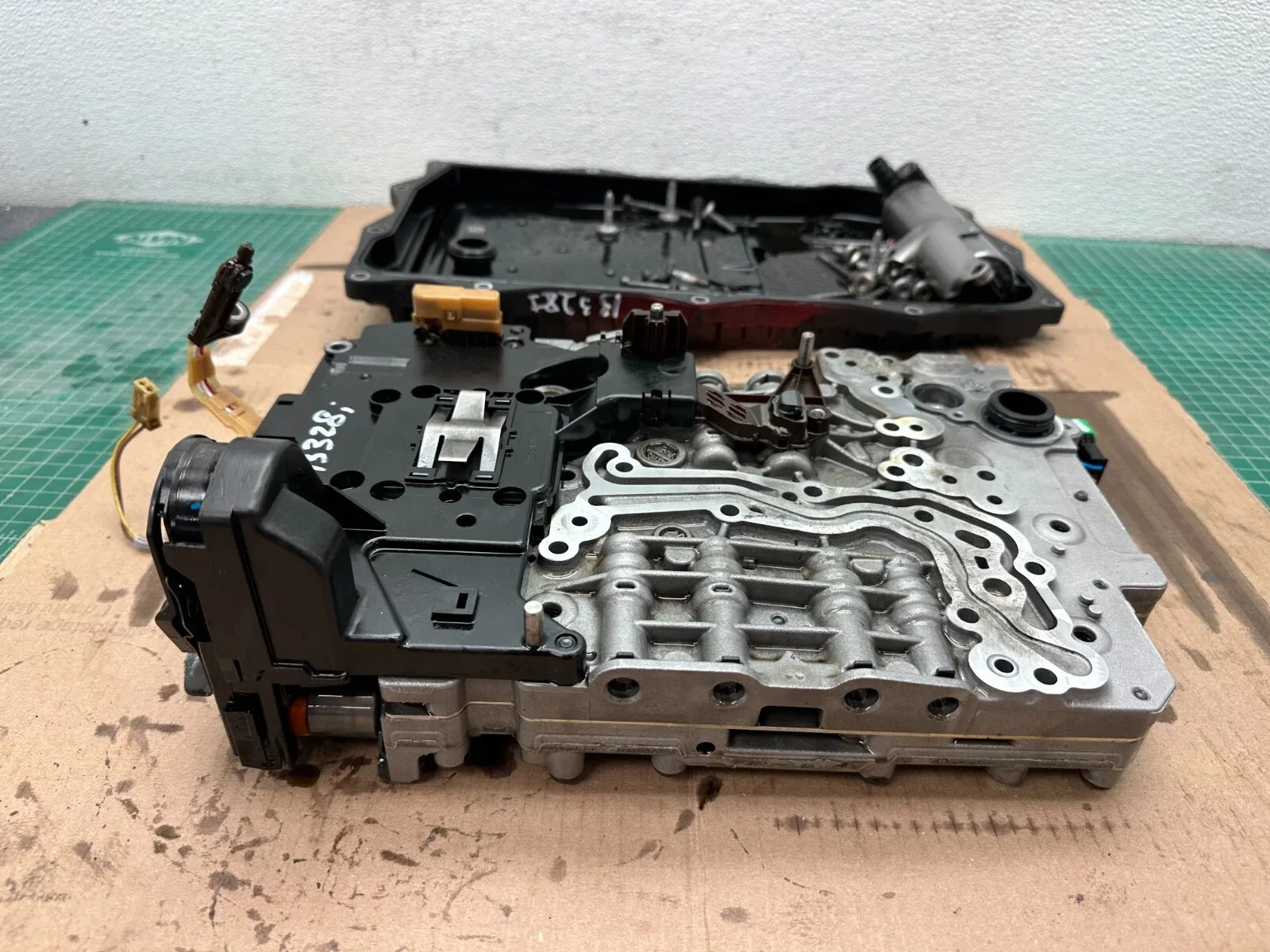 2013 BMW 328i 8HP-45 AUTOMATIC TRANSMISSION CONDUCTOR PLATE VALVE BODY OEM image 4