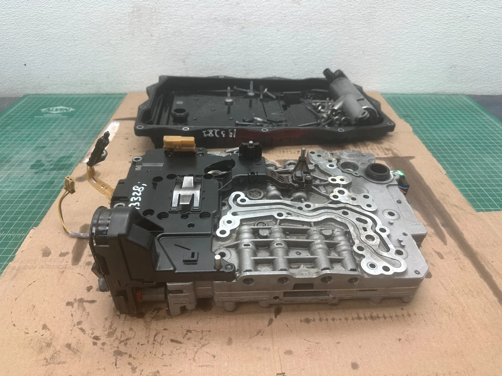 2013 BMW 328i 8HP-45 AUTOMATIC TRANSMISSION CONDUCTOR PLATE VALVE BODY OEM