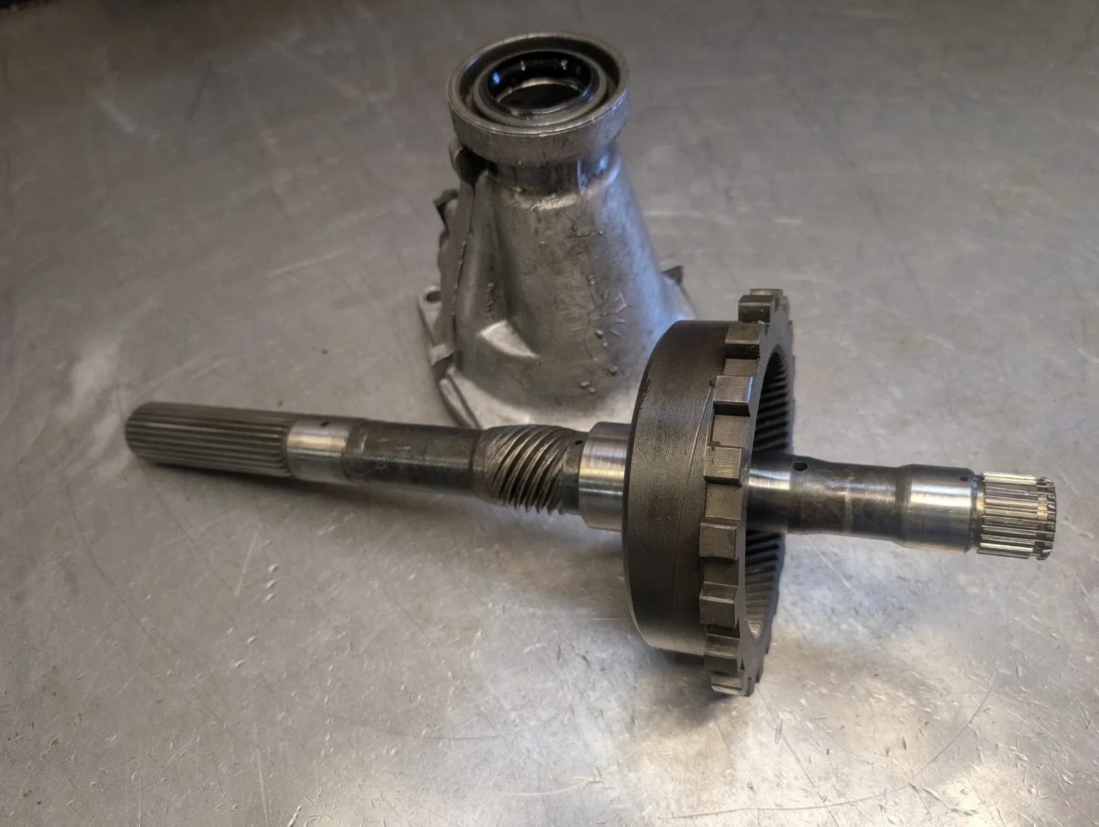 th350 short ouput shaft and tail housing 6 inch 2x4 image 2