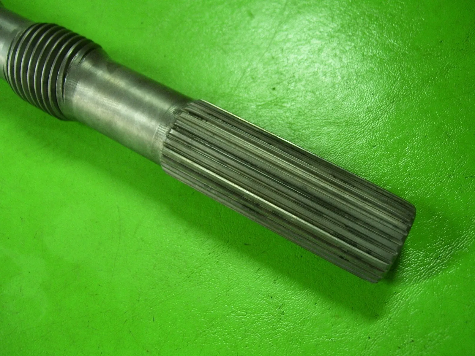 1985 Nissan 300ZX Z31 E4N71B Automatic Transmission OUTPUT SHAFT 85 image 3