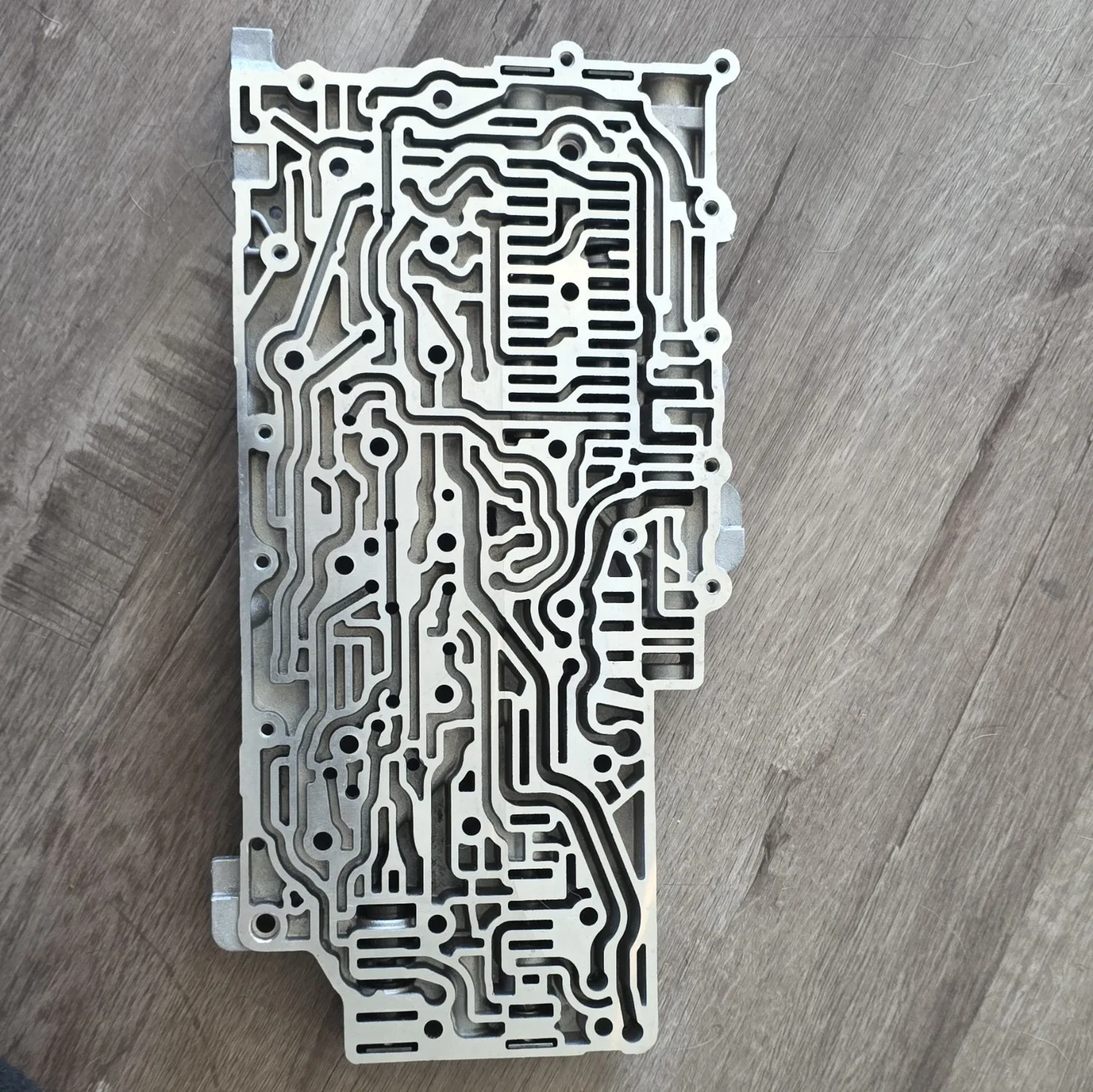 Cuerpo De Válvula De Una Transmisión Automática.Fabricada Por La Compañía AISIN