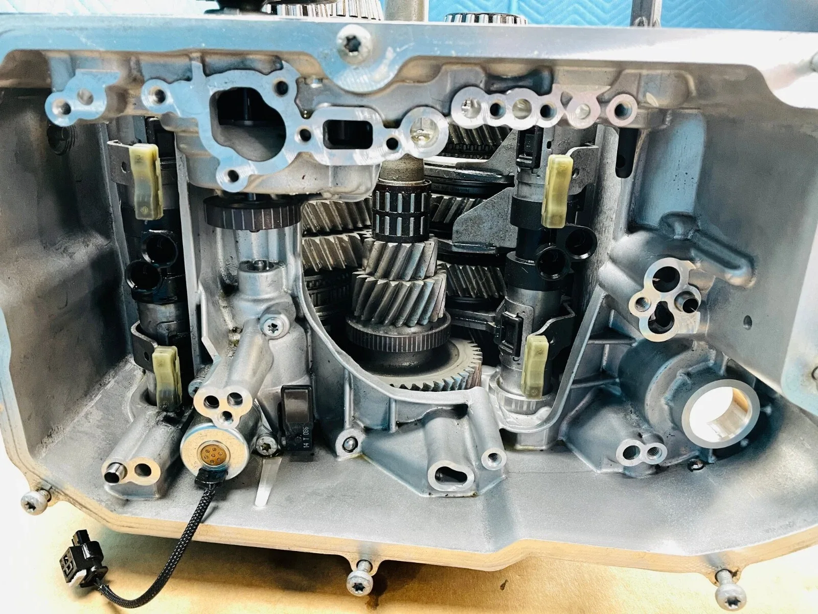 Mercedes CLA250 Automatic Transmission Less Valve Body & Housing Cover 14-17 OEM image 3
