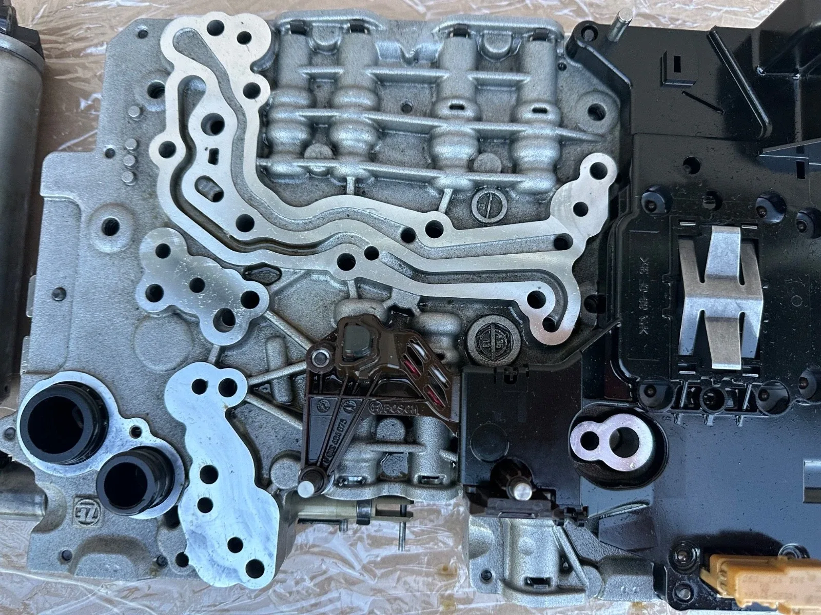 2014-2017 Land Rover Range Rover L405 Mechatronic Transmission valve Body image 3