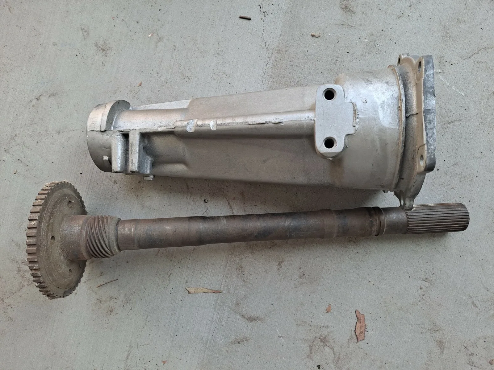 GMC TH400 13 5/8" Tail Housing & 32-Spline Output Shaft — Casting 8625754 image 3