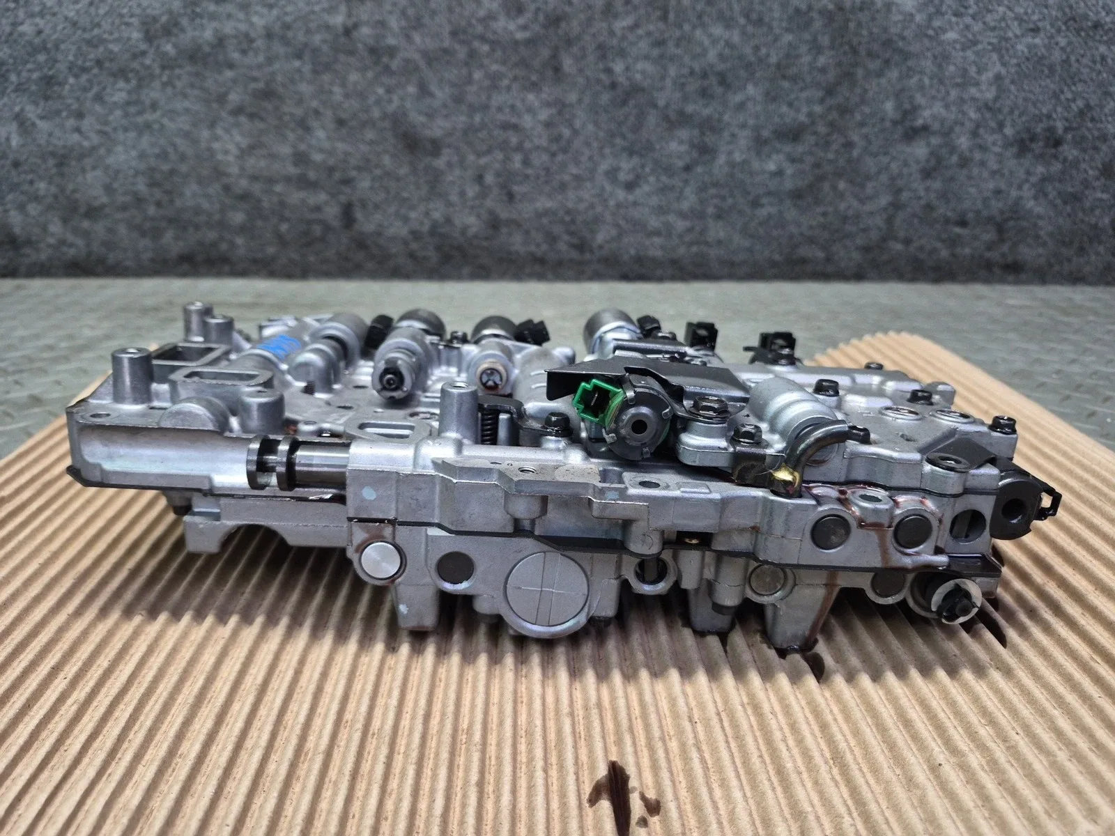 02-05 LEXUS JCE10L IS300 A650E A/T TRANSMISSION VALVE BODY MECHATRONIC OEM image 3