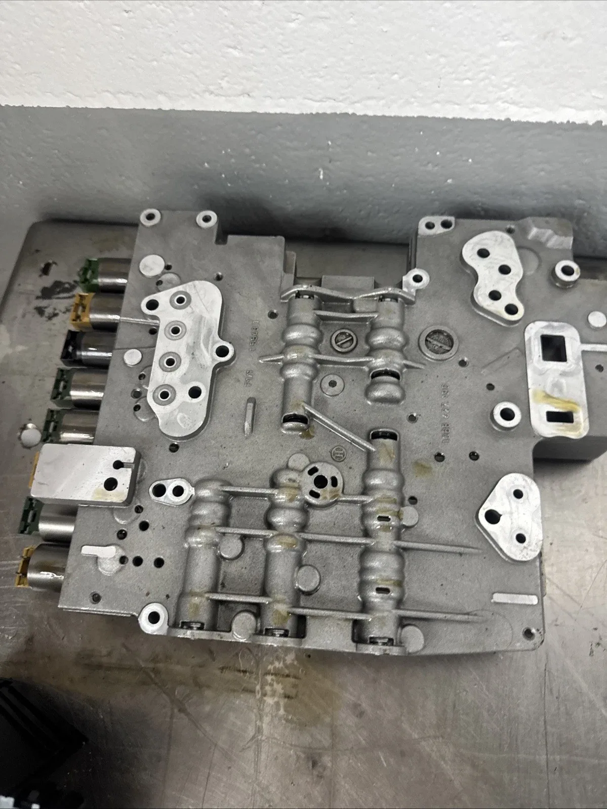 2006 BMW 750 Valve Body. image 4
