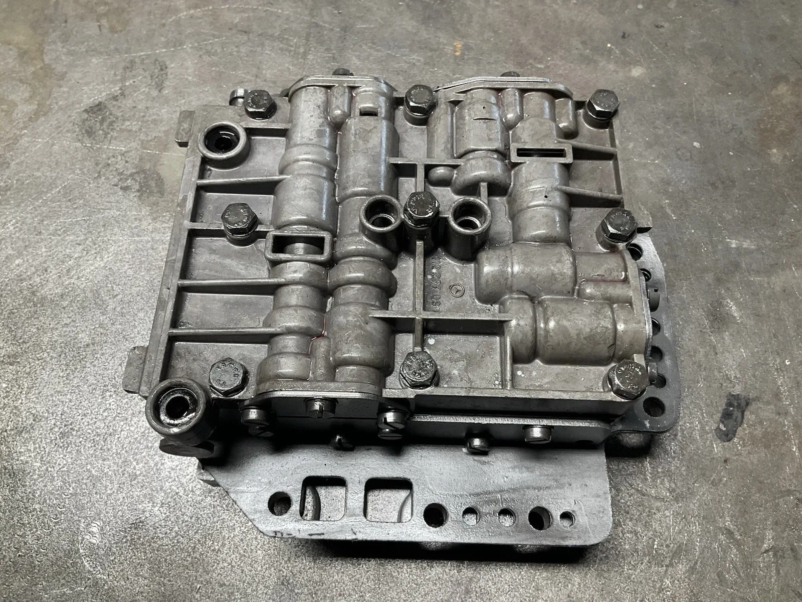 W111 MERCEDES AUTOMATIC TRANSMISSION VALVE BODY 1122770801 WITH MOUNTING BOLTS image 2