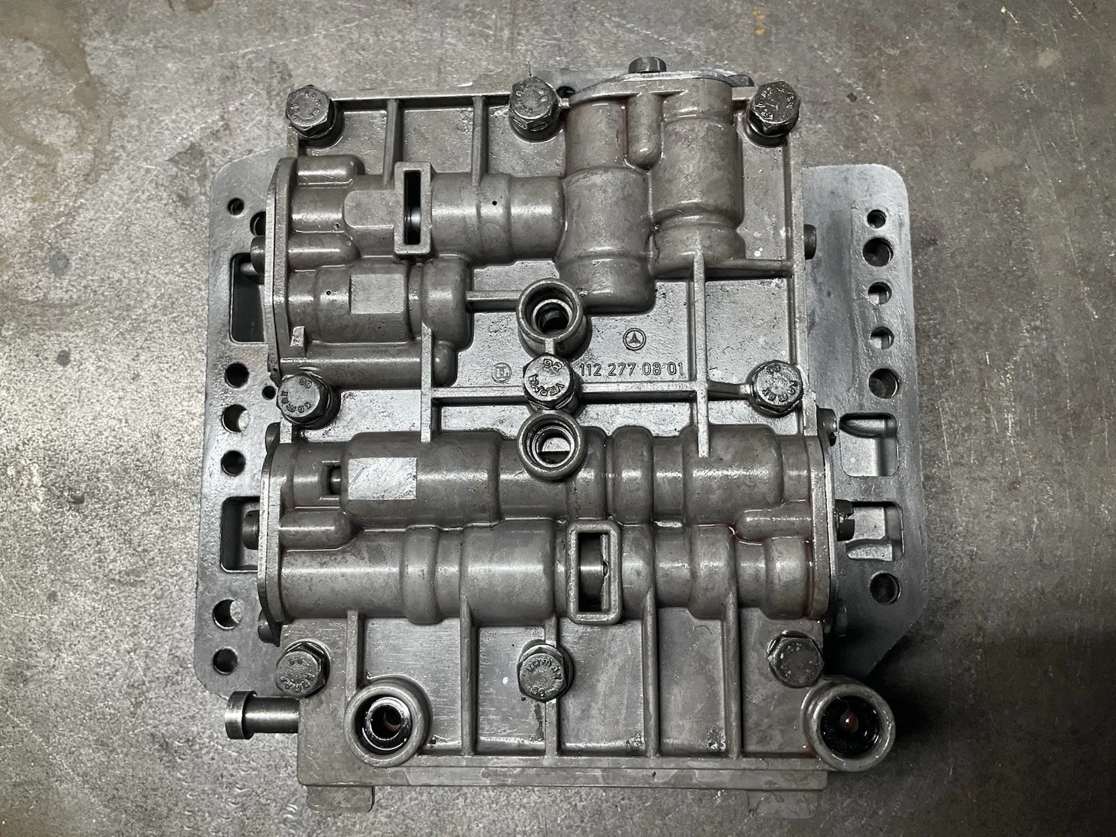 W111 MERCEDES AUTOMATIC TRANSMISSION VALVE BODY 1122770801 WITH MOUNTING BOLTS image 3