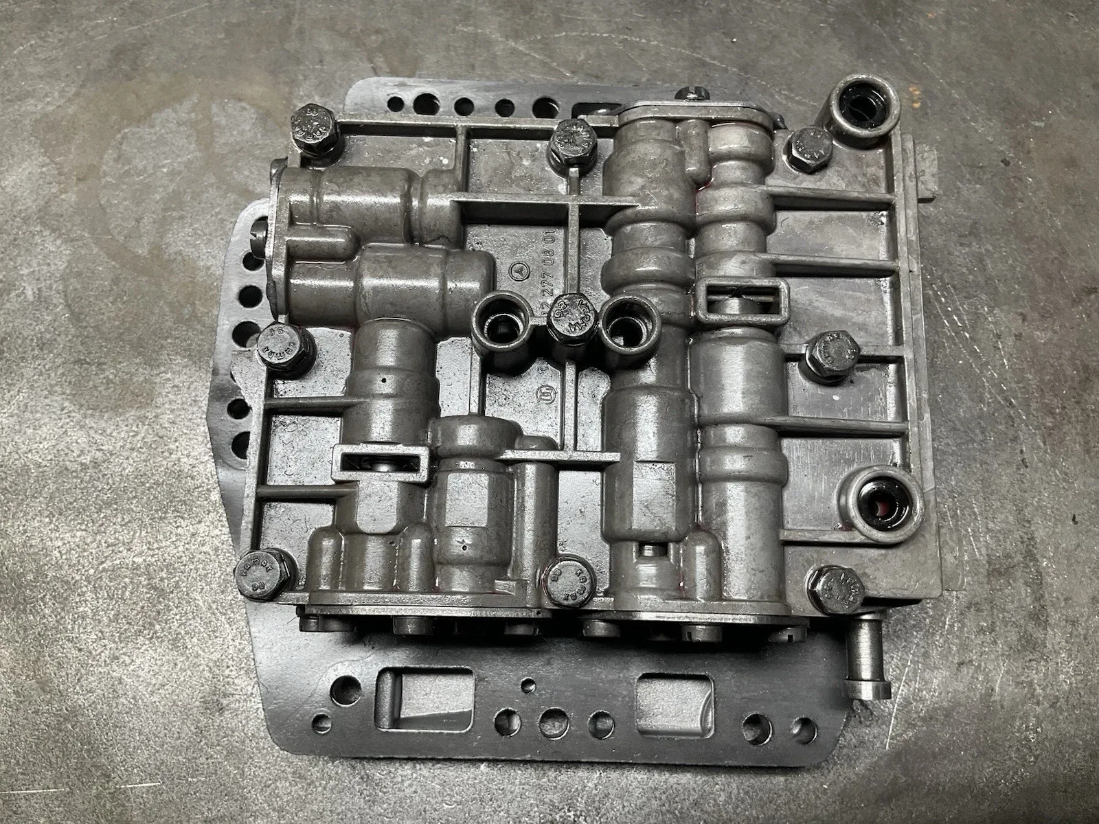 W111 MERCEDES AUTOMATIC TRANSMISSION VALVE BODY 1122770801 WITH MOUNTING BOLTS image 4