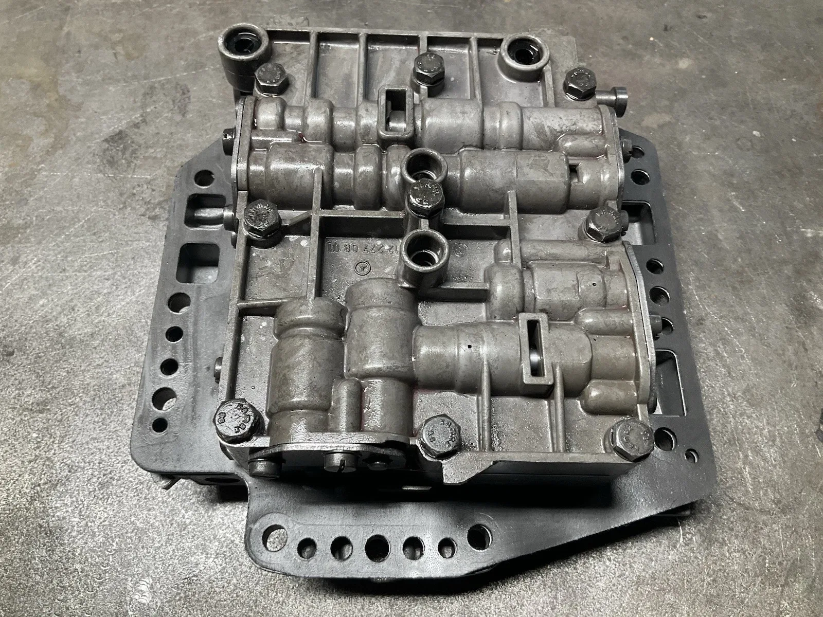 W111 MERCEDES AUTOMATIC TRANSMISSION VALVE BODY 1122770801 WITH MOUNTING BOLTS
