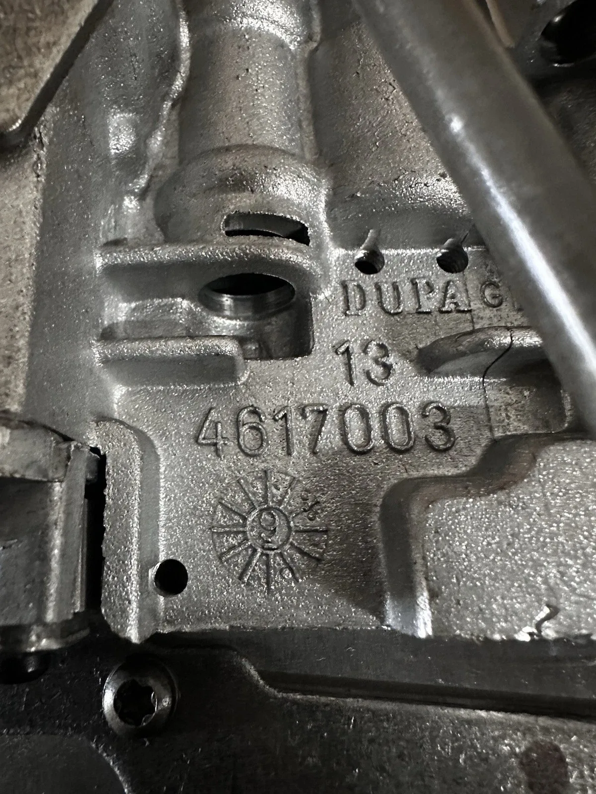A518  CHRYSLER VALVE BODY 1998-UP LATE SENSOR SMALL PUMP INLET LEFT PASSAGE HOLE image 2