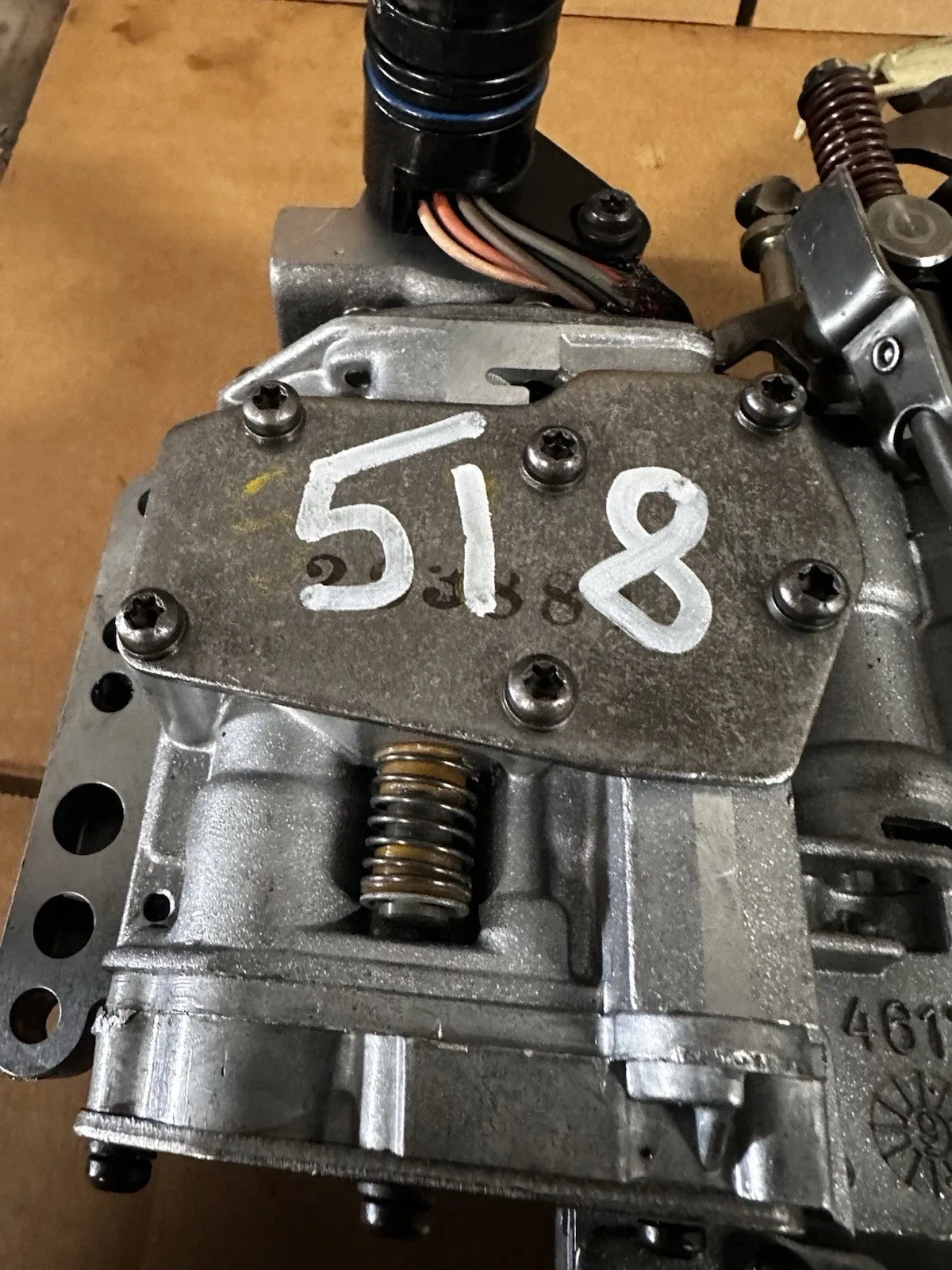 A518  CHRYSLER VALVE BODY 1998-UP LATE SENSOR SMALL PUMP INLET LEFT PASSAGE HOLE image 3