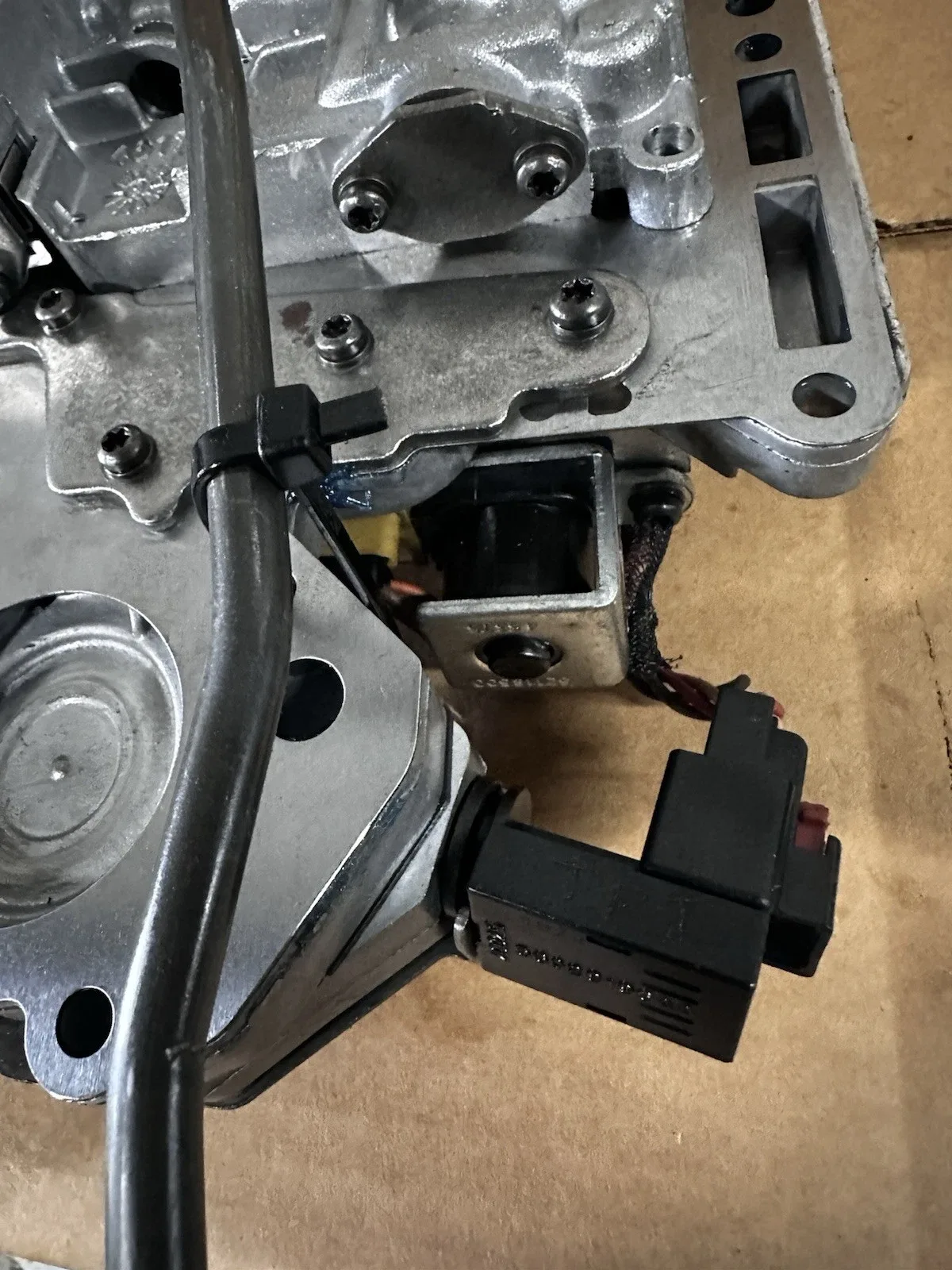 A518  CHRYSLER VALVE BODY 1998-UP LATE SENSOR SMALL PUMP INLET LEFT PASSAGE HOLE image 4