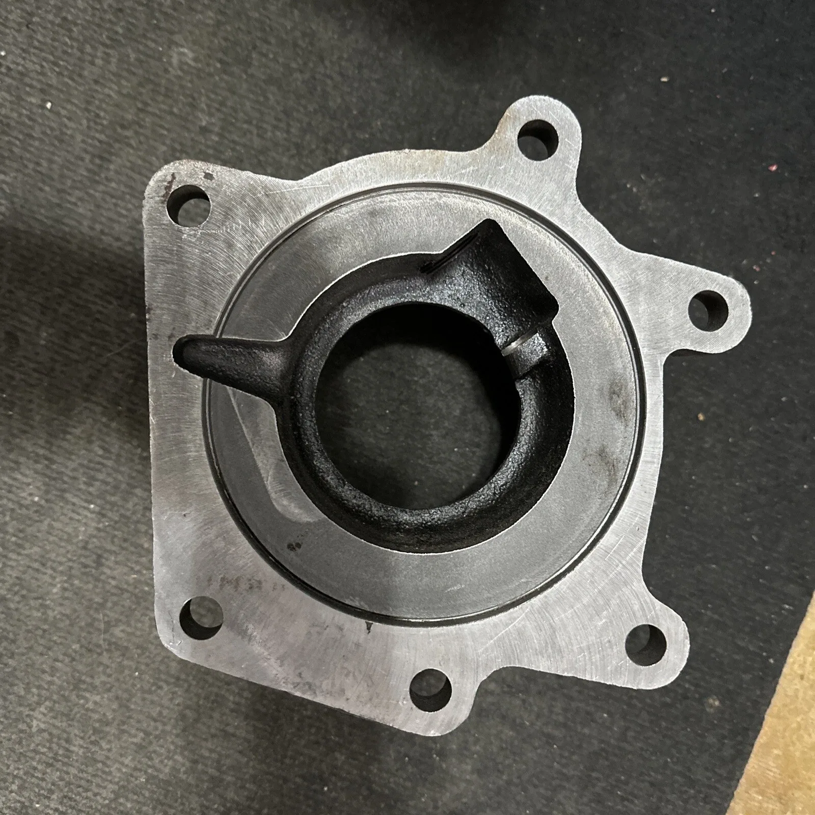 Ford D7HZ-7085-A Output Shaft Bearing Retainer - NOS OEM - Heavy Truck B & F Series image 3
