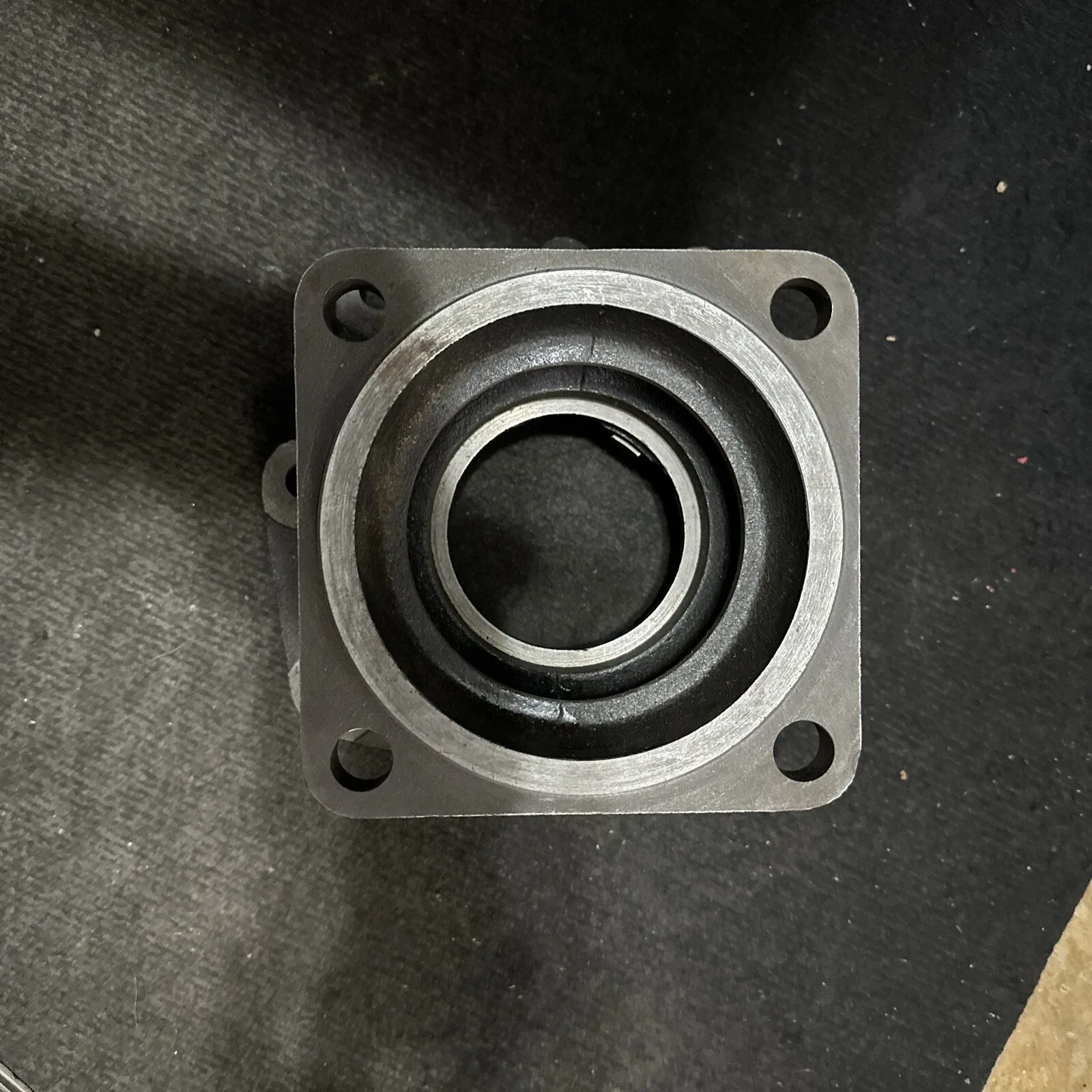 Ford D7HZ-7085-A Output Shaft Bearing Retainer - NOS OEM - Heavy Truck B & F Series