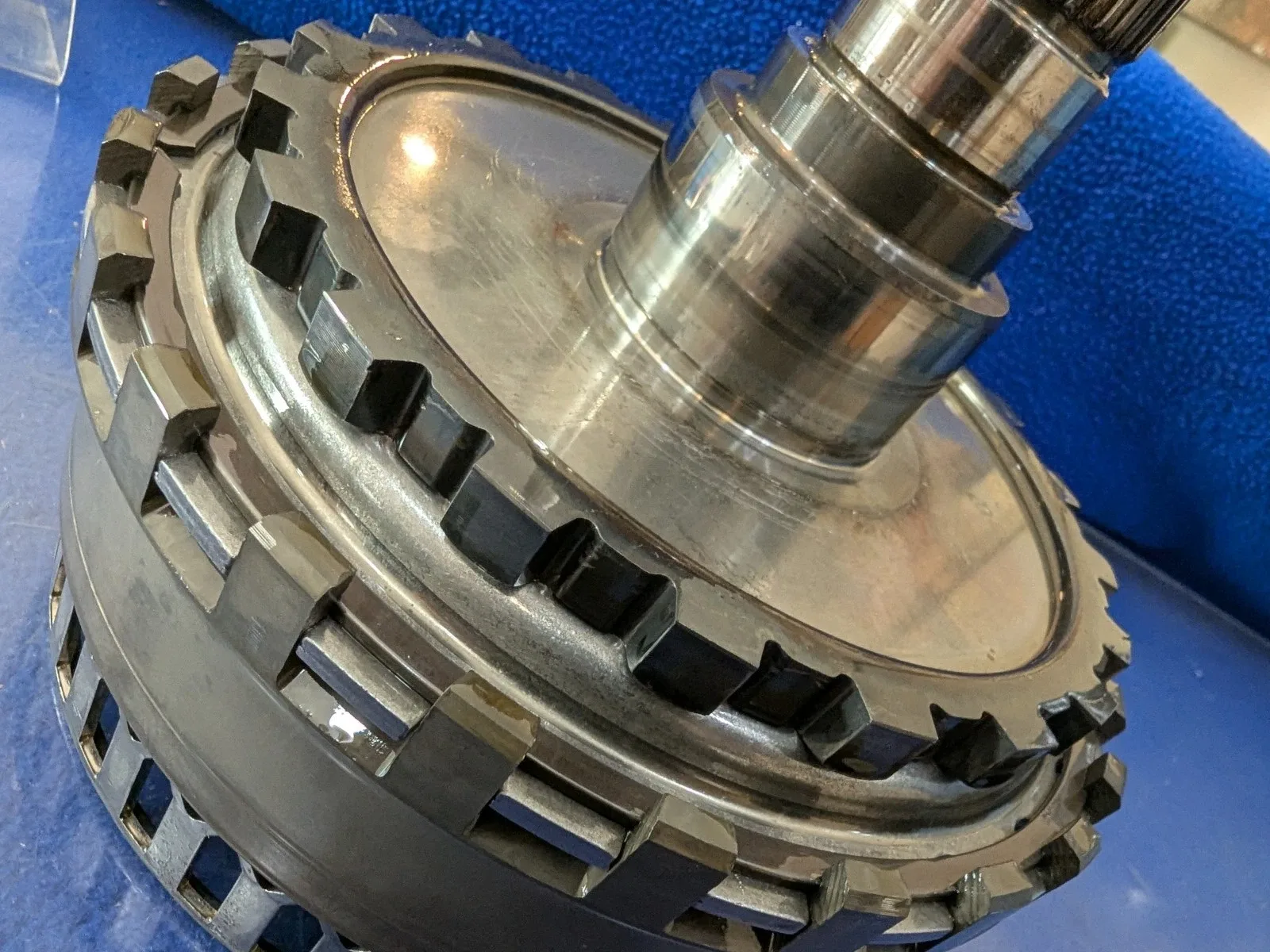 2010-2015 Jaguar XK / XJ / XF (X150) 5.0L V8 ZF 6HP28 Output Shaft & Drum Gear MPN 1068232295 image 4