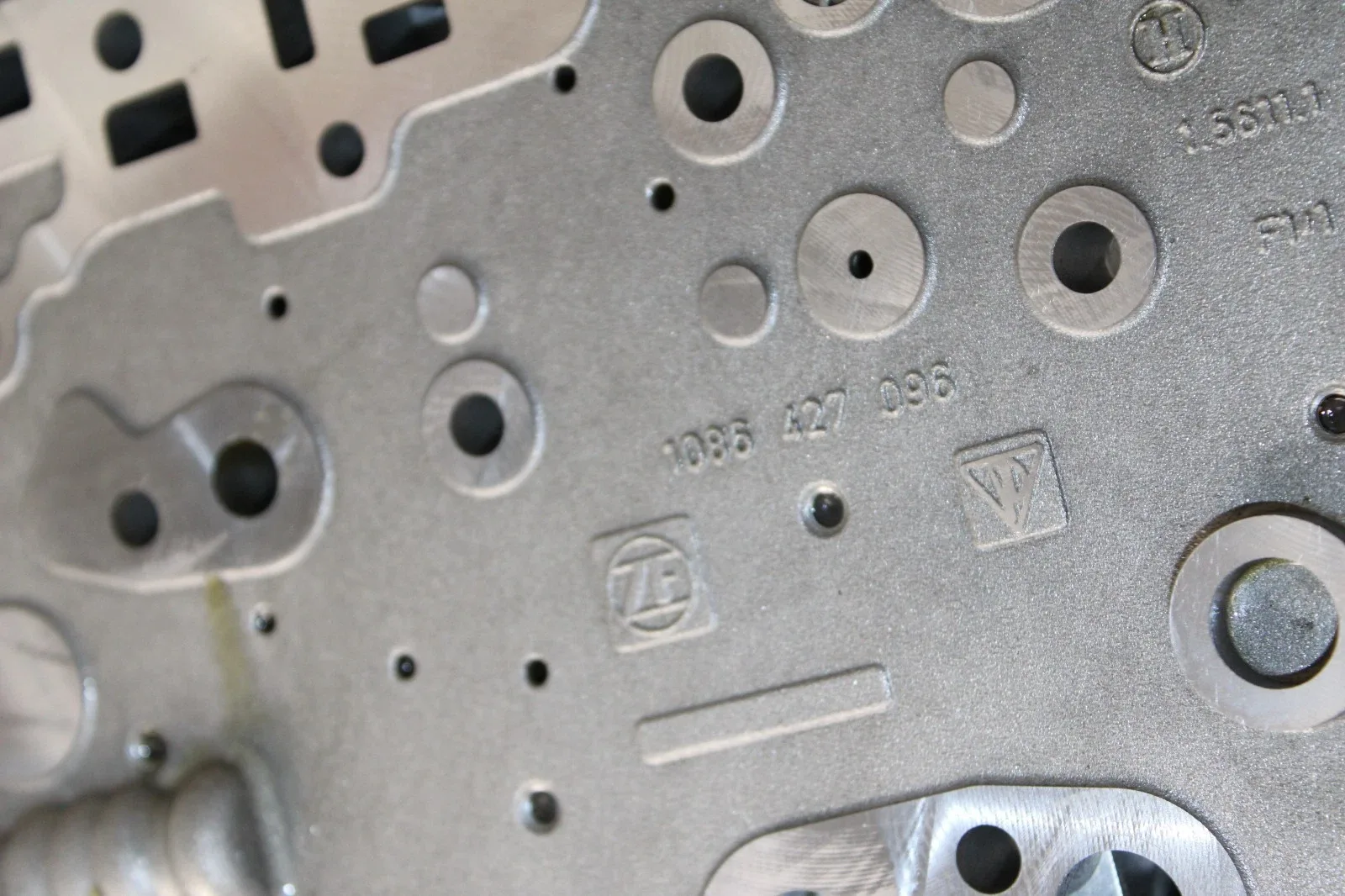 10-16 PANAMERA 970 3.6 4.8 TRANSMISSION VALVE BODY MECHATRONICS image 4