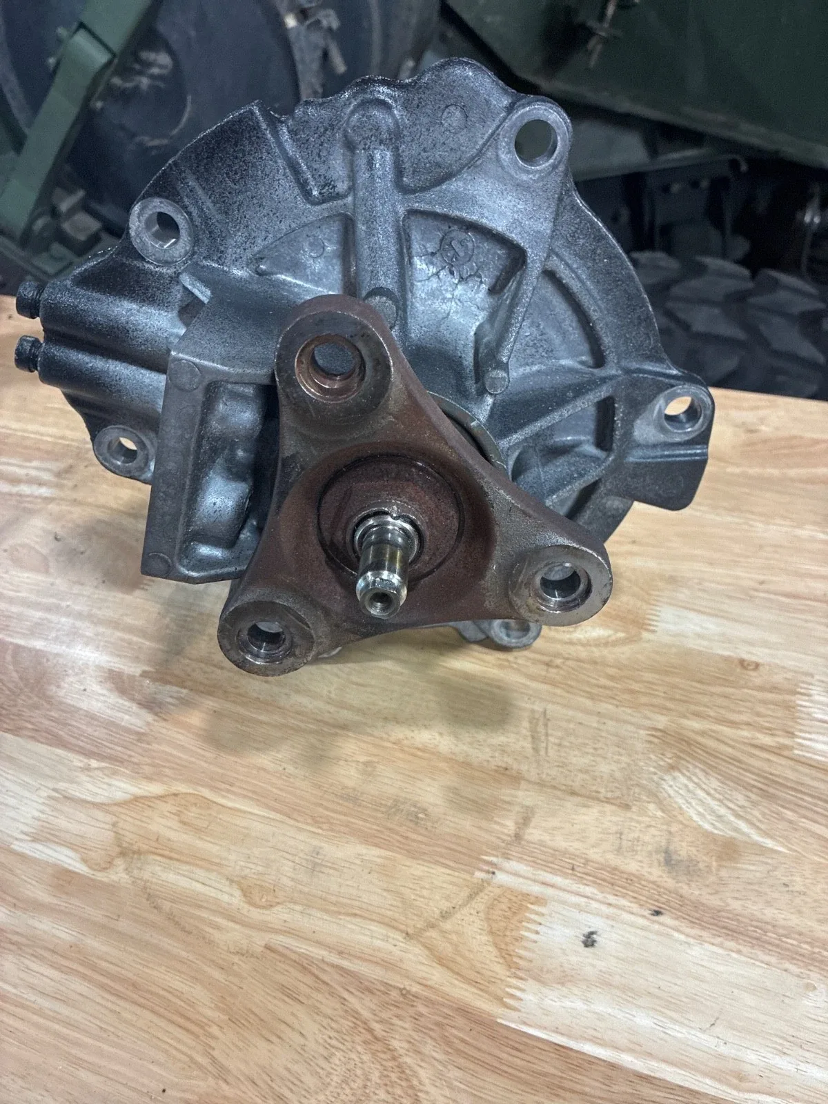 8L90 2WD tail housing with output shaft image 4