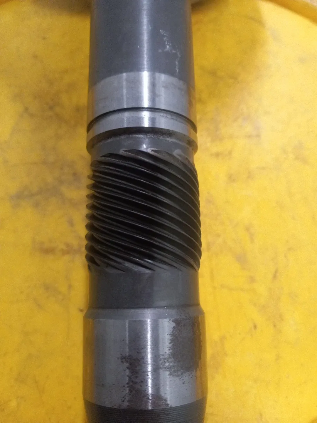 USED 2WHEEL DRIVE 518 OUTPUT SHAFT WITH OVERDRIVE RING GEAR image 2