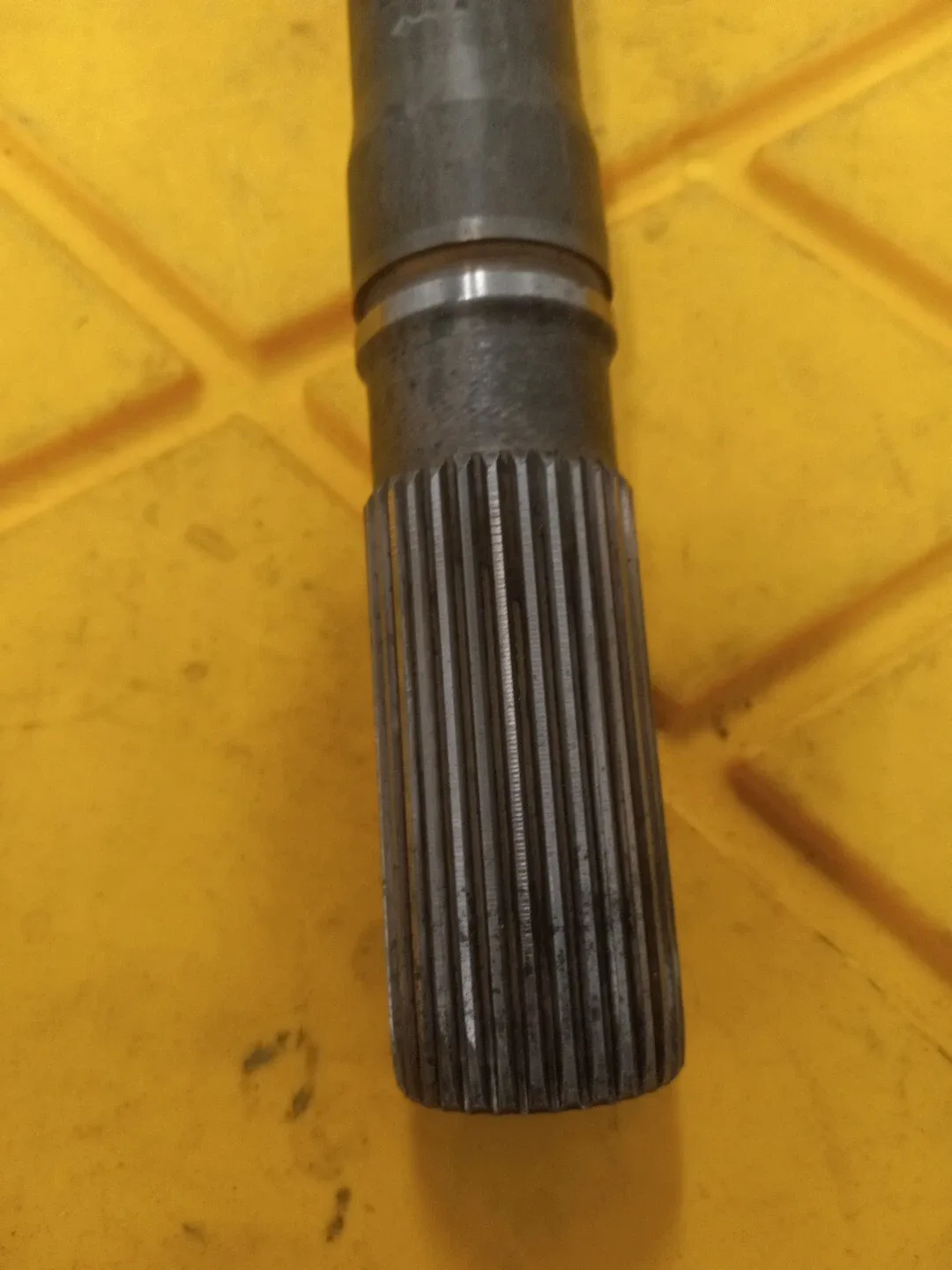 USED TH 400 MEDIUM LENGTH OUTPUT SHAFT 32 SPLINE image 3