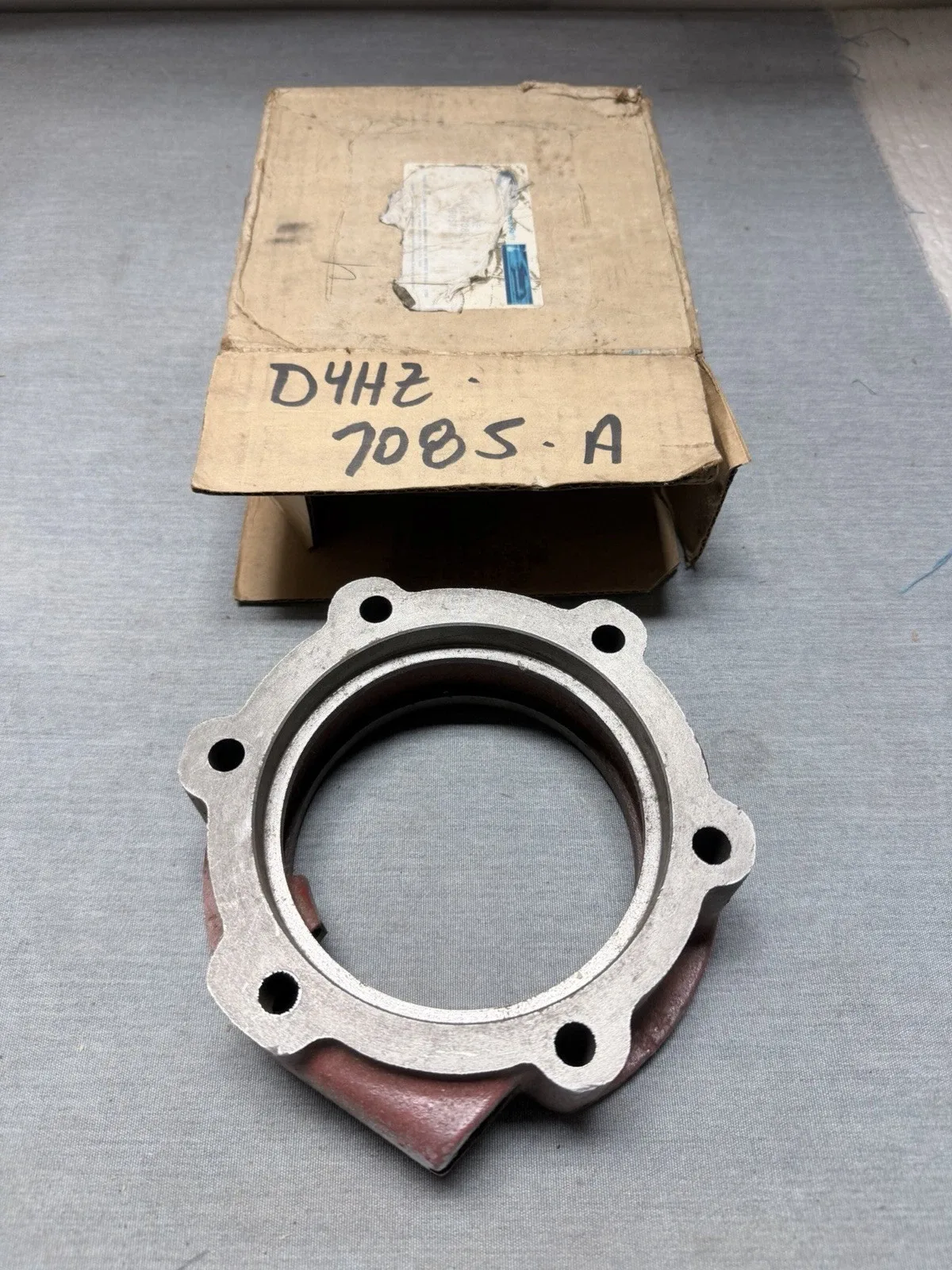NOS OEM FORD D4HZ-7085- A shaft bearing retainer HEAVY TRUCK