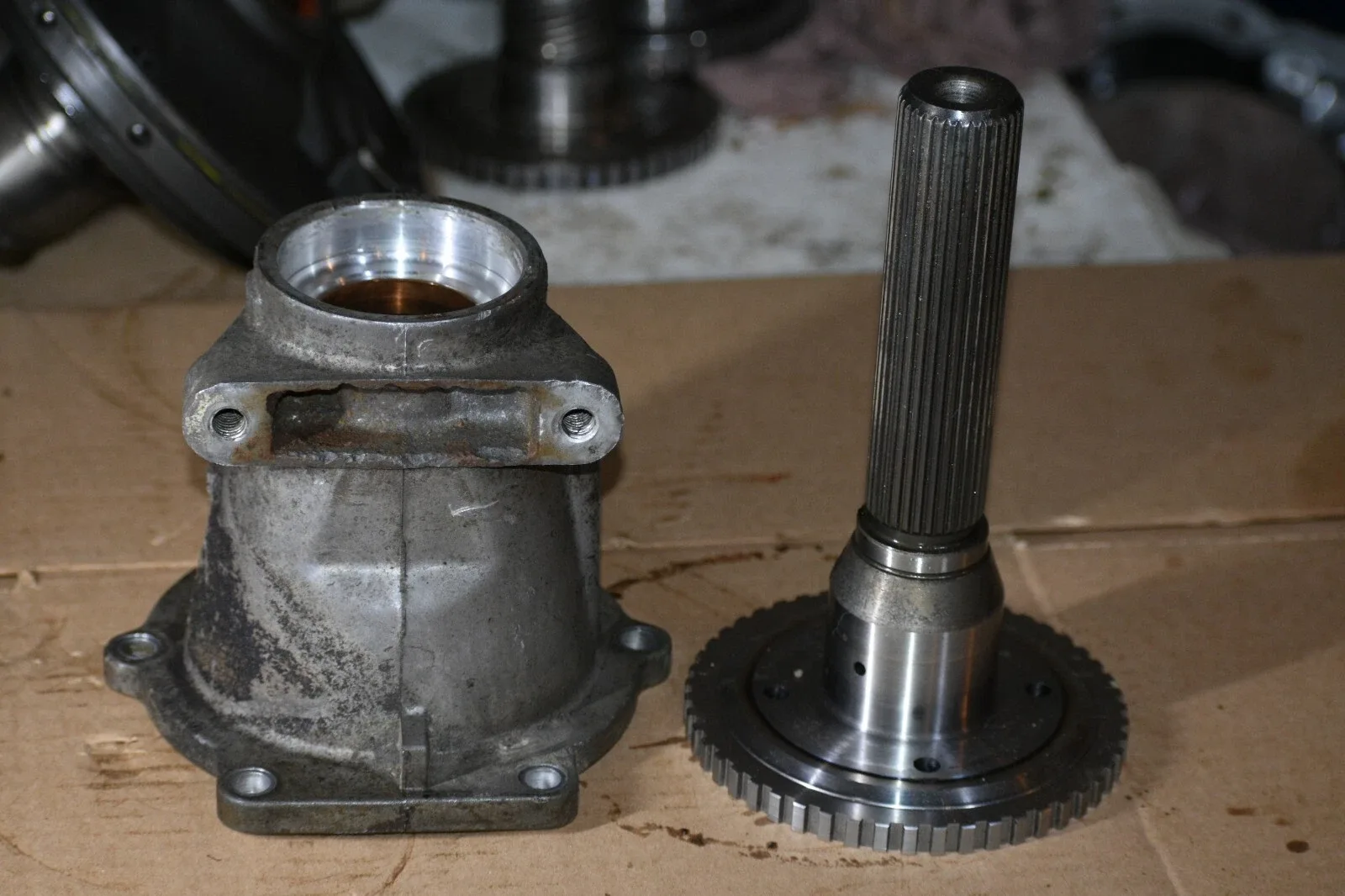 4L80 2WD OUTPUT SHAFT AND EXTENTION HOUSING 1997-UP WITH NO LUBE HOLES