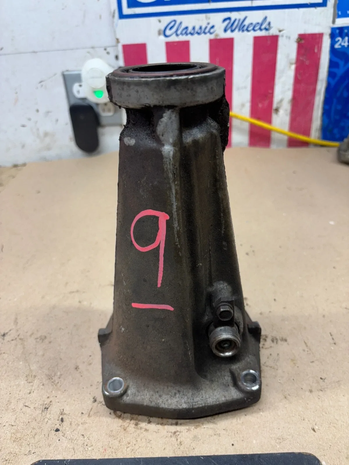 1971 1972 CHEVROLET 3 SPEED AUTOMATIC TAIL HOUSING TH350 TURBO 350 9 INCH TAIL image 2
