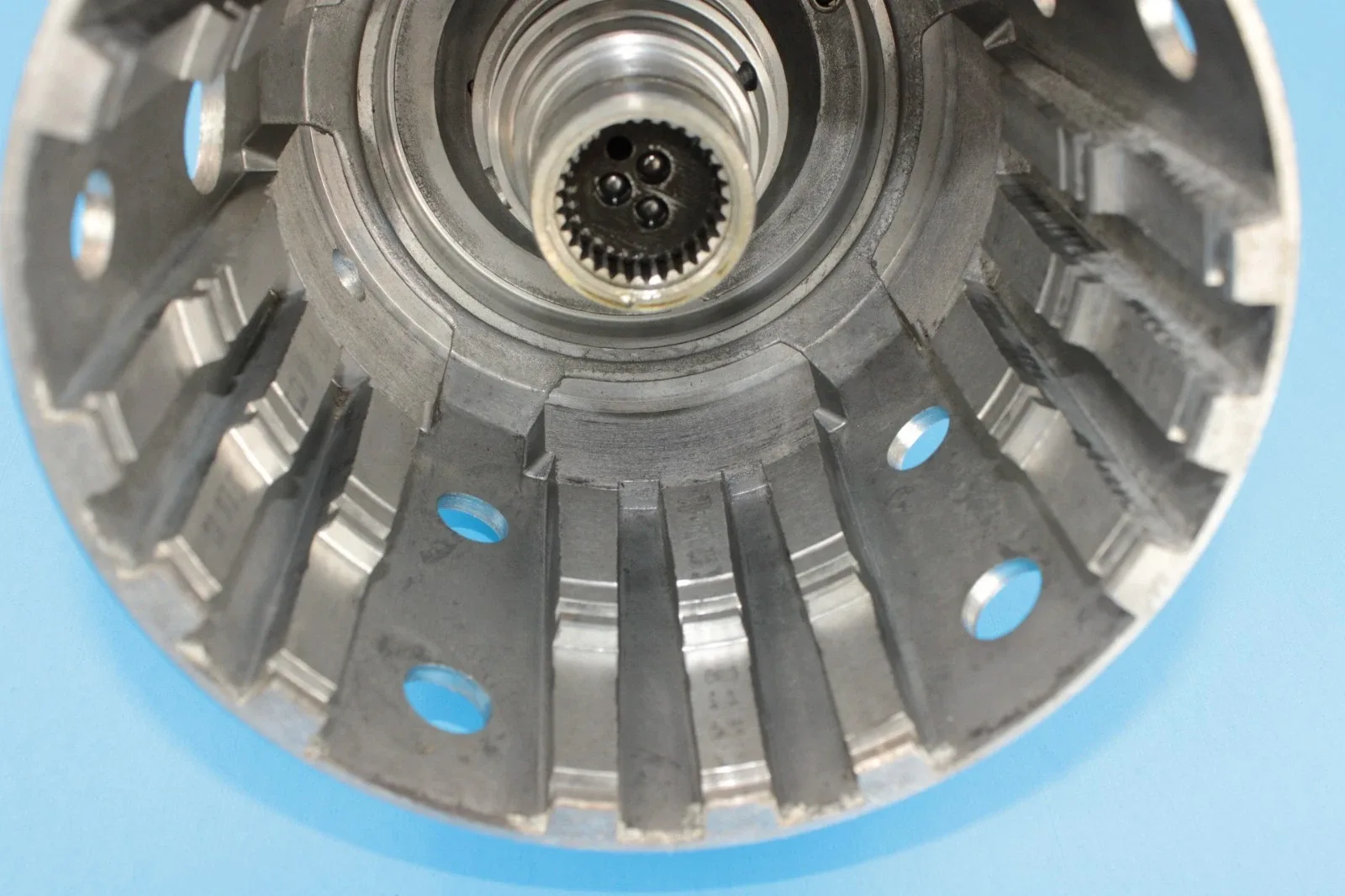 82-86 700R4 Forward Input Drum 245mm 27 Spline No Pilot Housing 8654152 Bare image 3